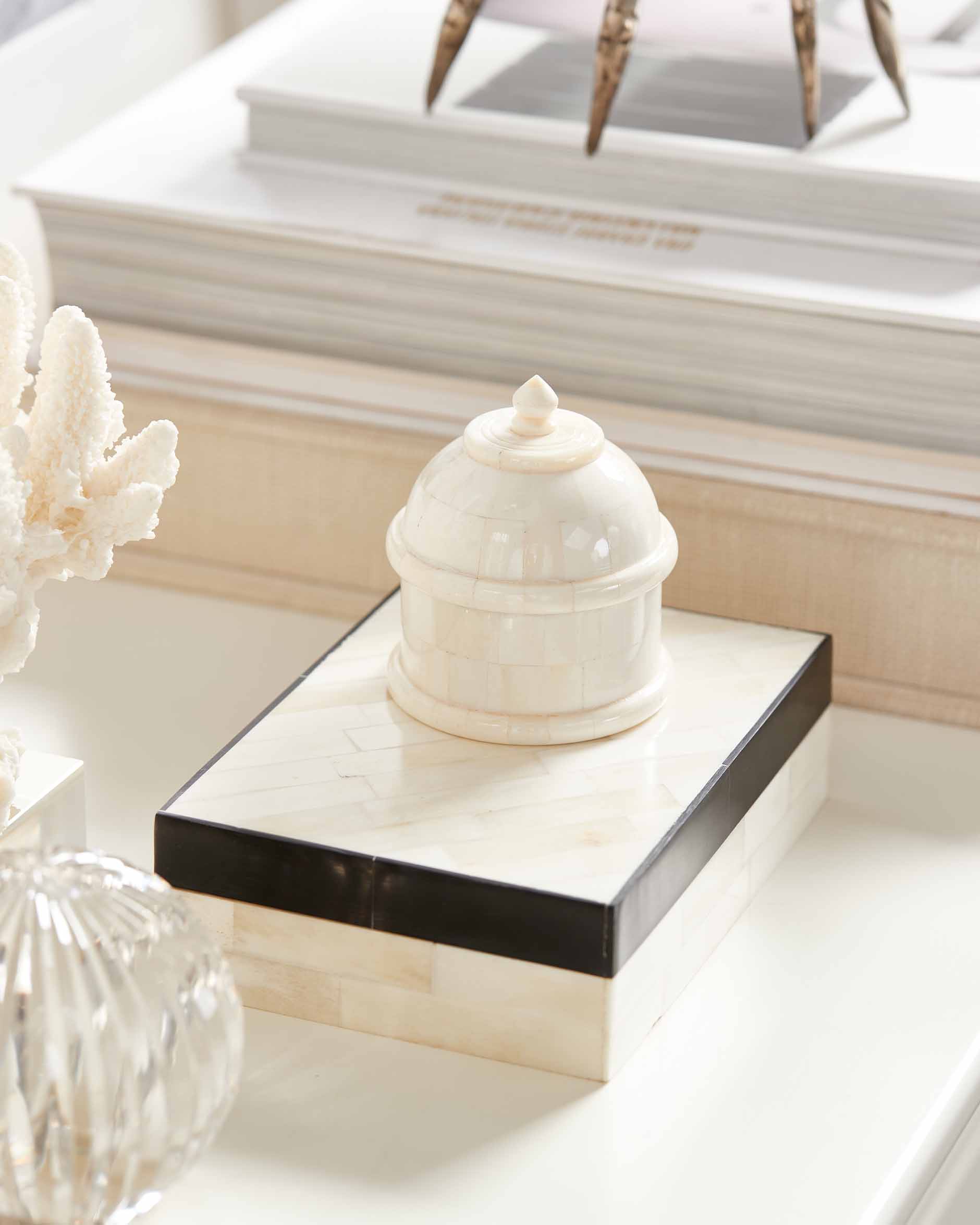 Skaros dekorationsask vit