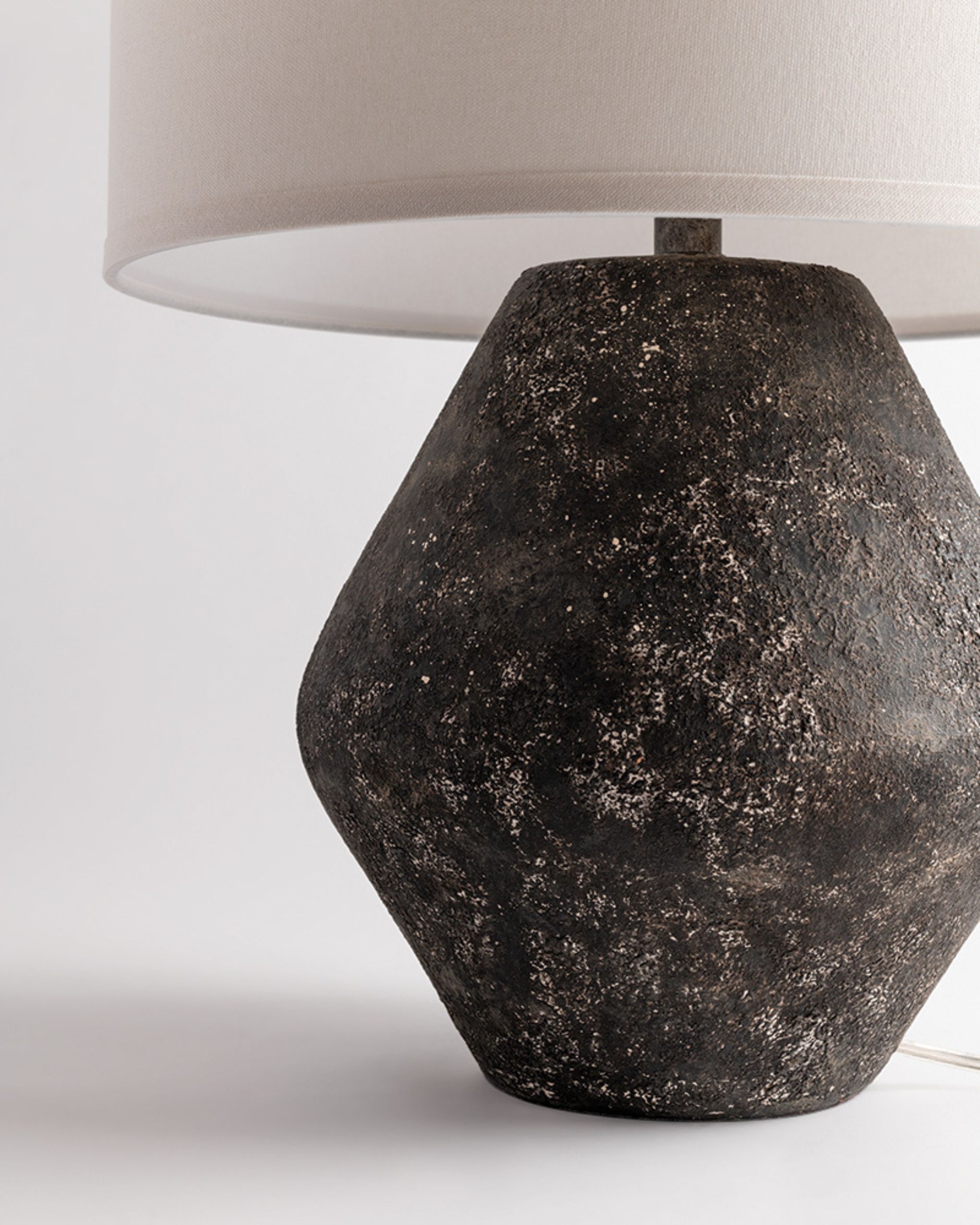 Artifact bordslampa svart