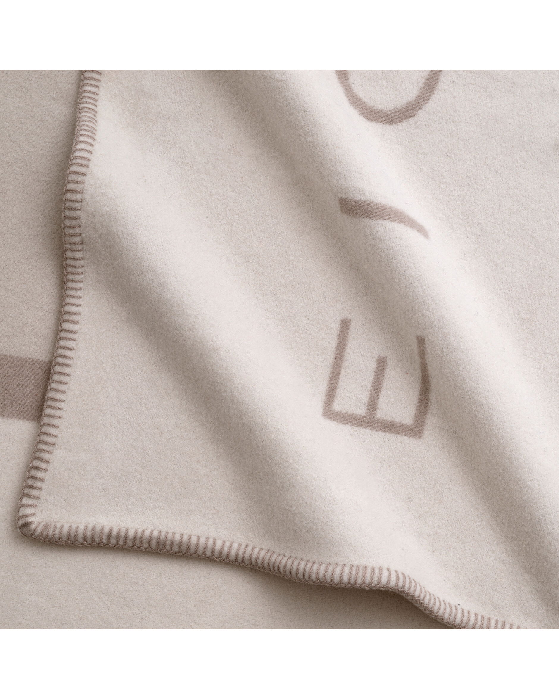 Thana Throw Off-white