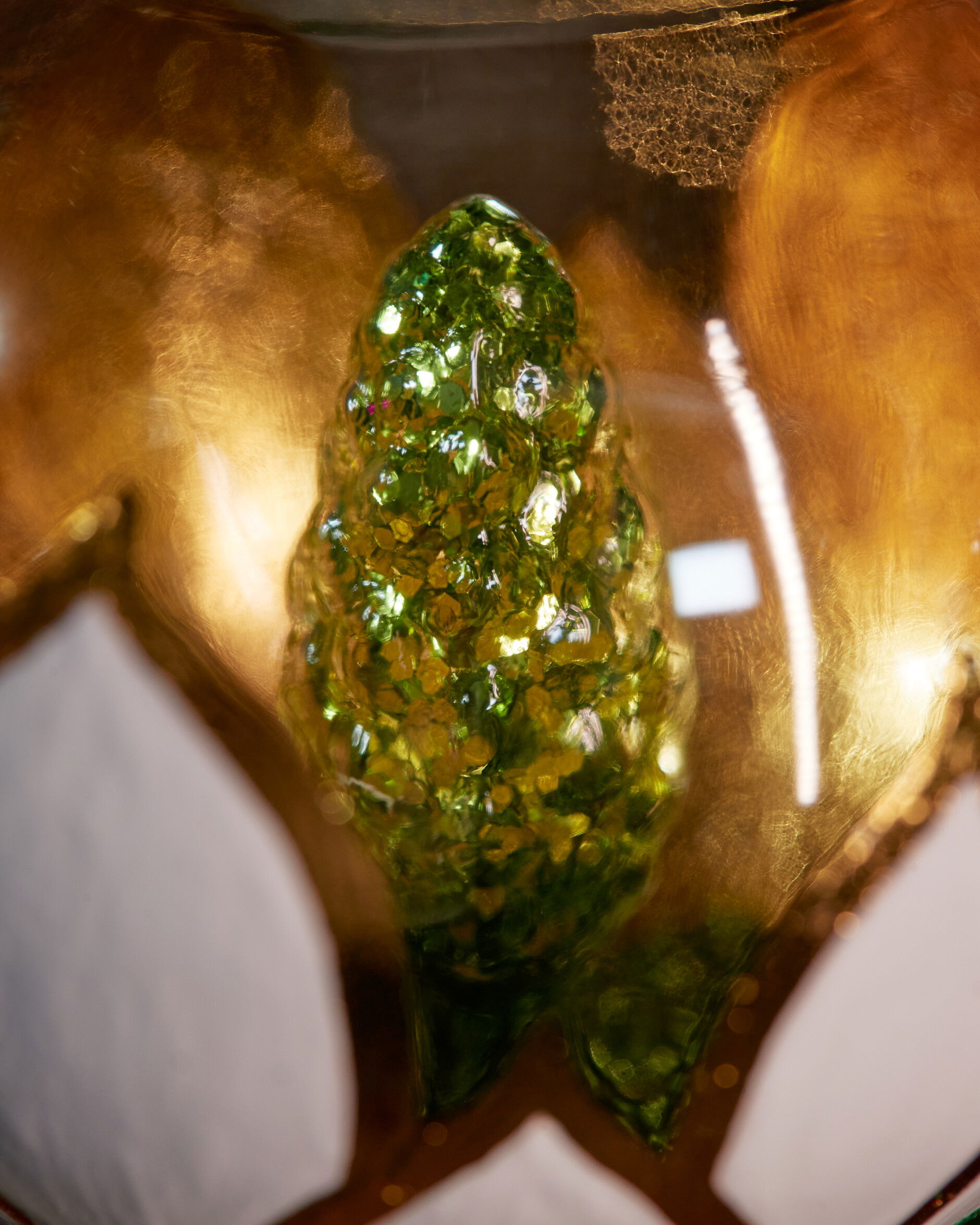 Feathered Friend julekule gull/hvit 10 cm