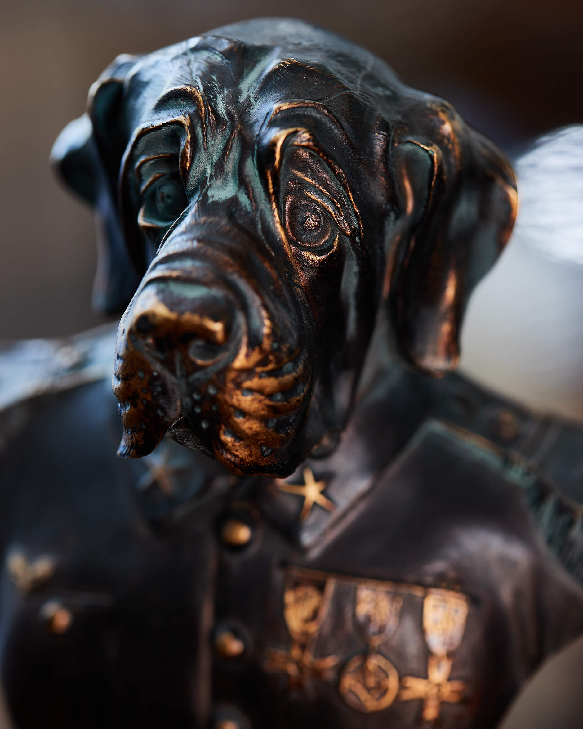 Dogporal skulptur brun