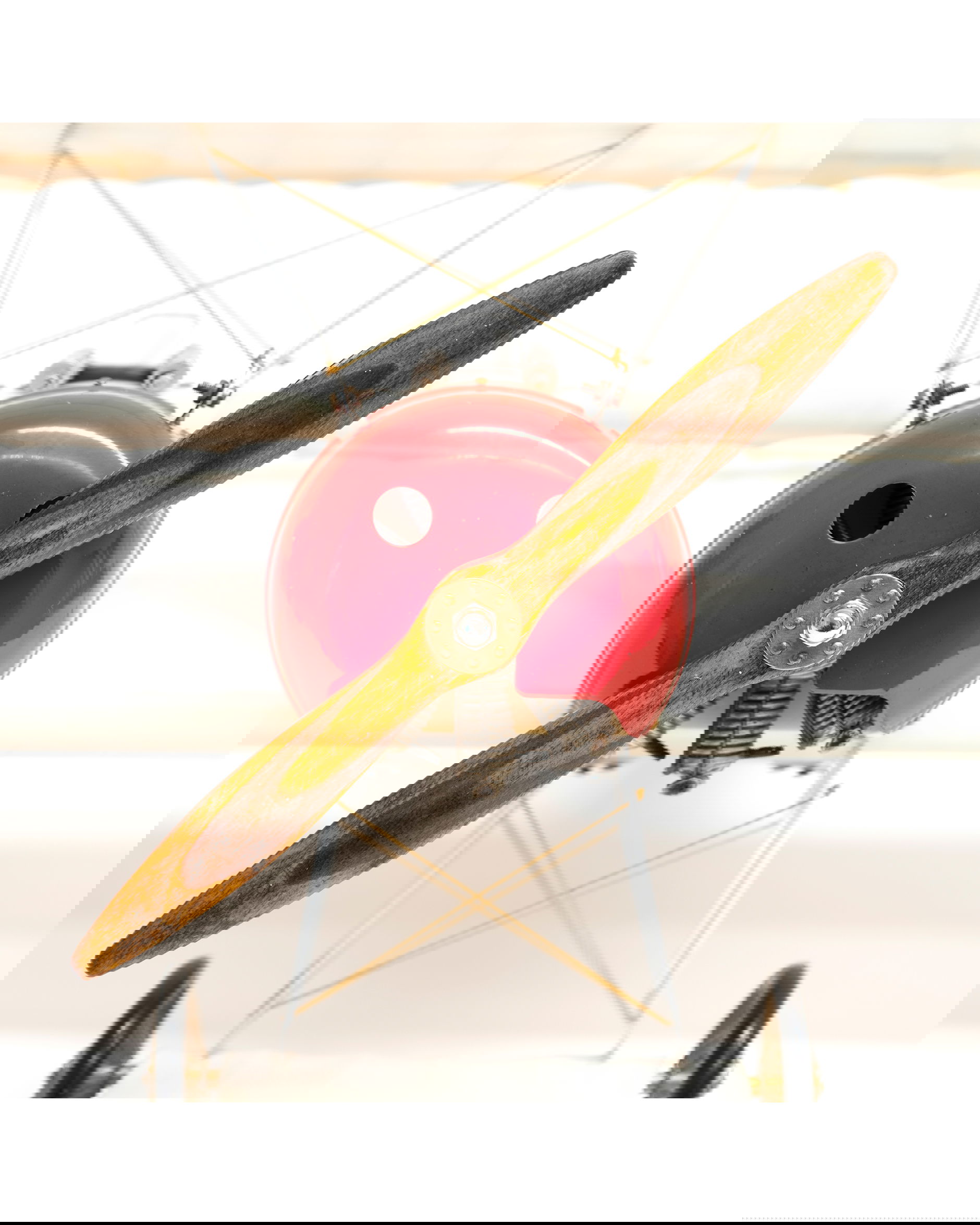 Triplane modellflygplan transparent