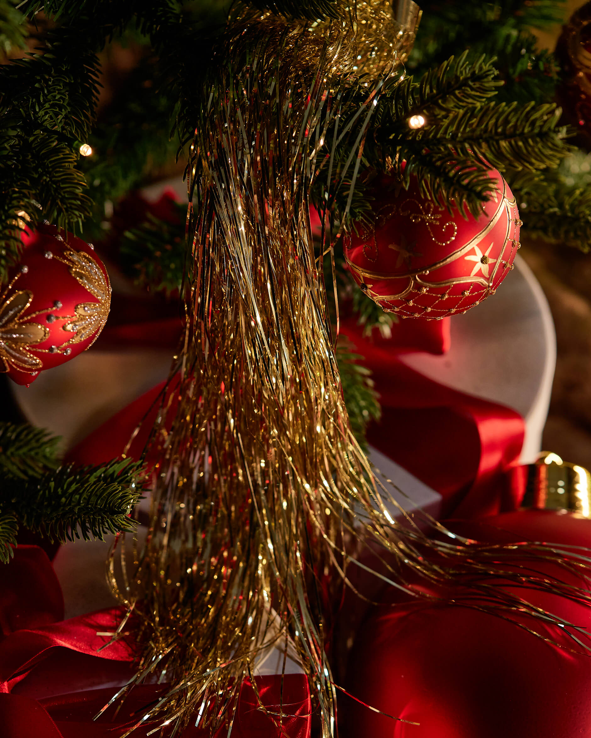 Lametta joulukoristeita kultaa