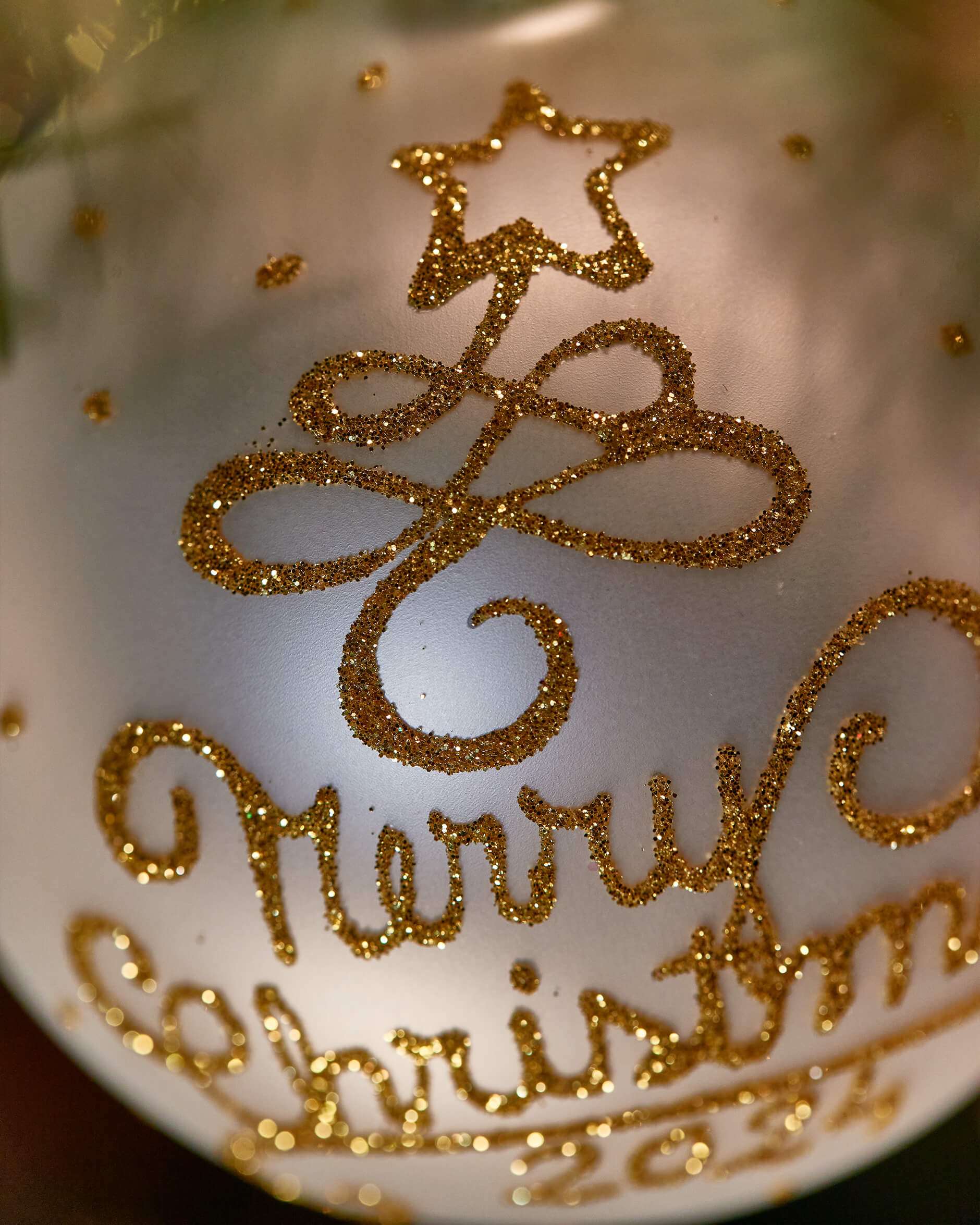 Lux Merry Christmas -joulupallo valkoinen/kulta 2024