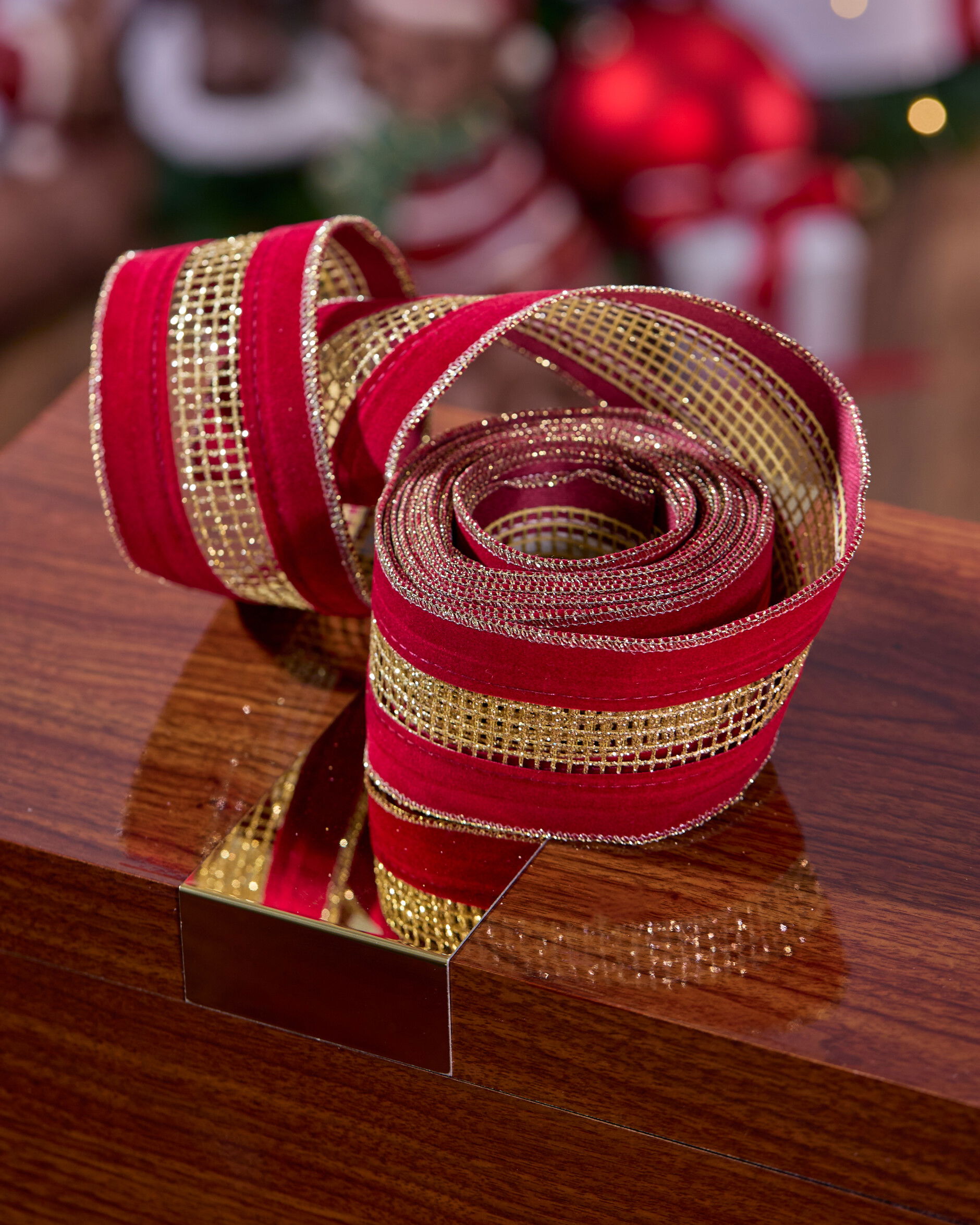 Eleanor textiellint rood/goud 4,5 m