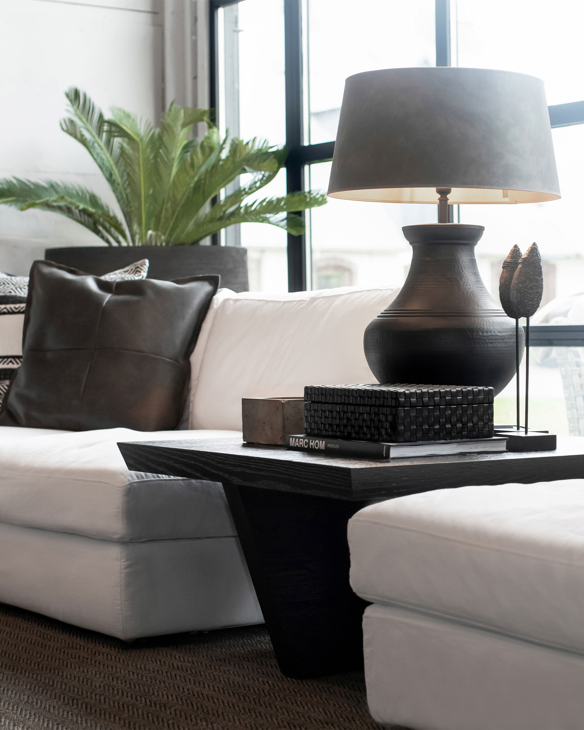 Bergamo bordslampa svart