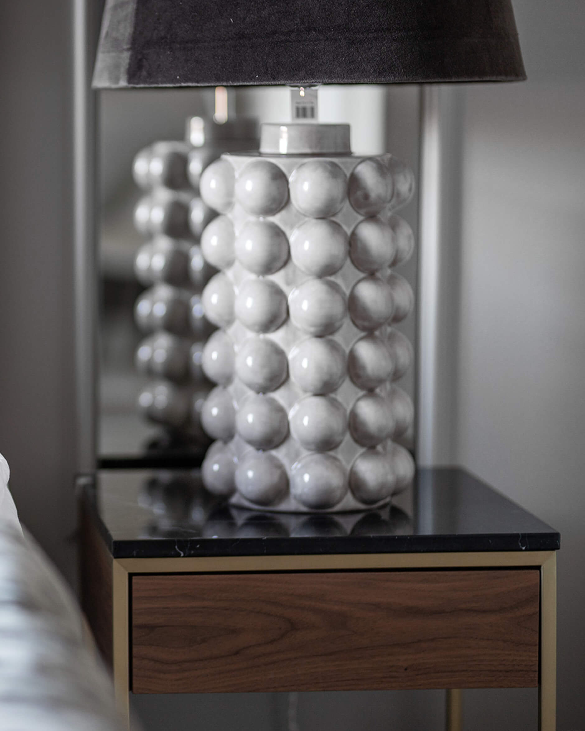 Erin sidobord mässing/valnöt