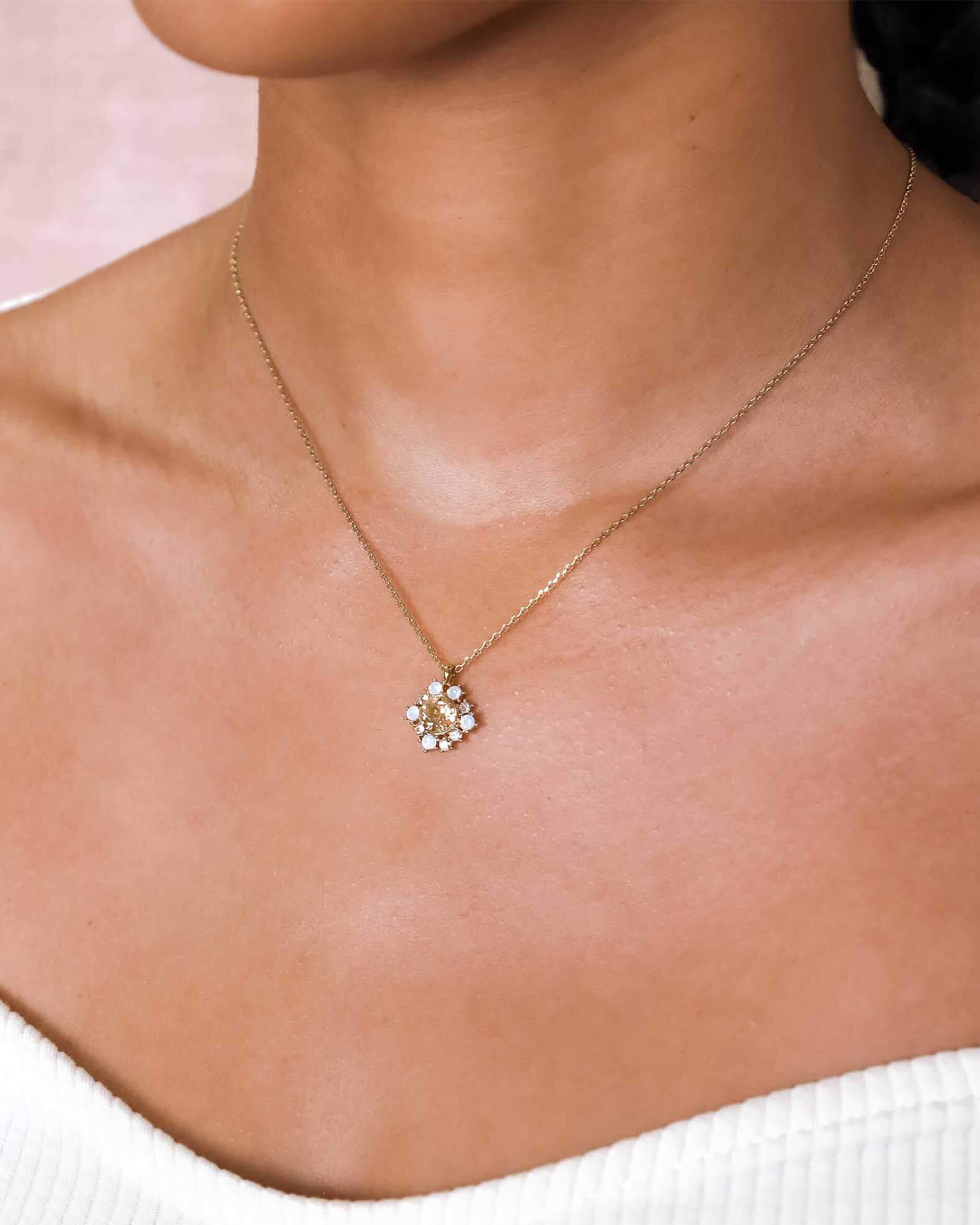 Emily halsband golden dreams