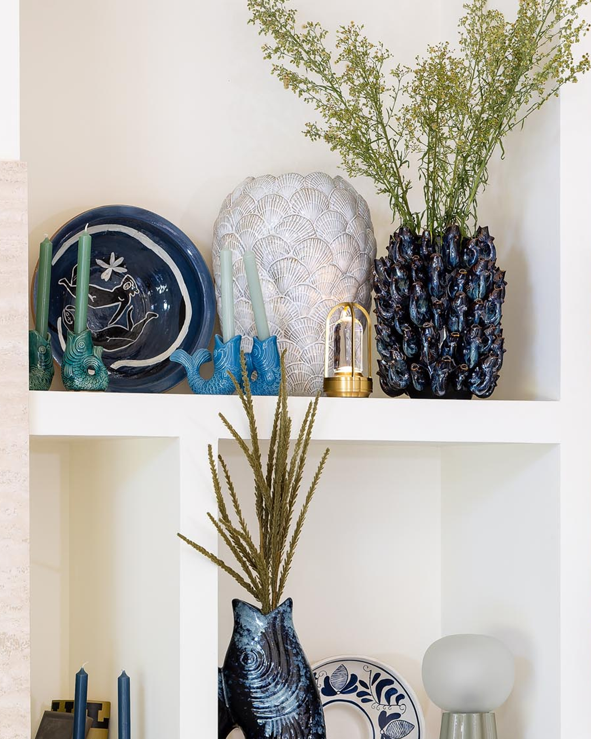Pecten white vase