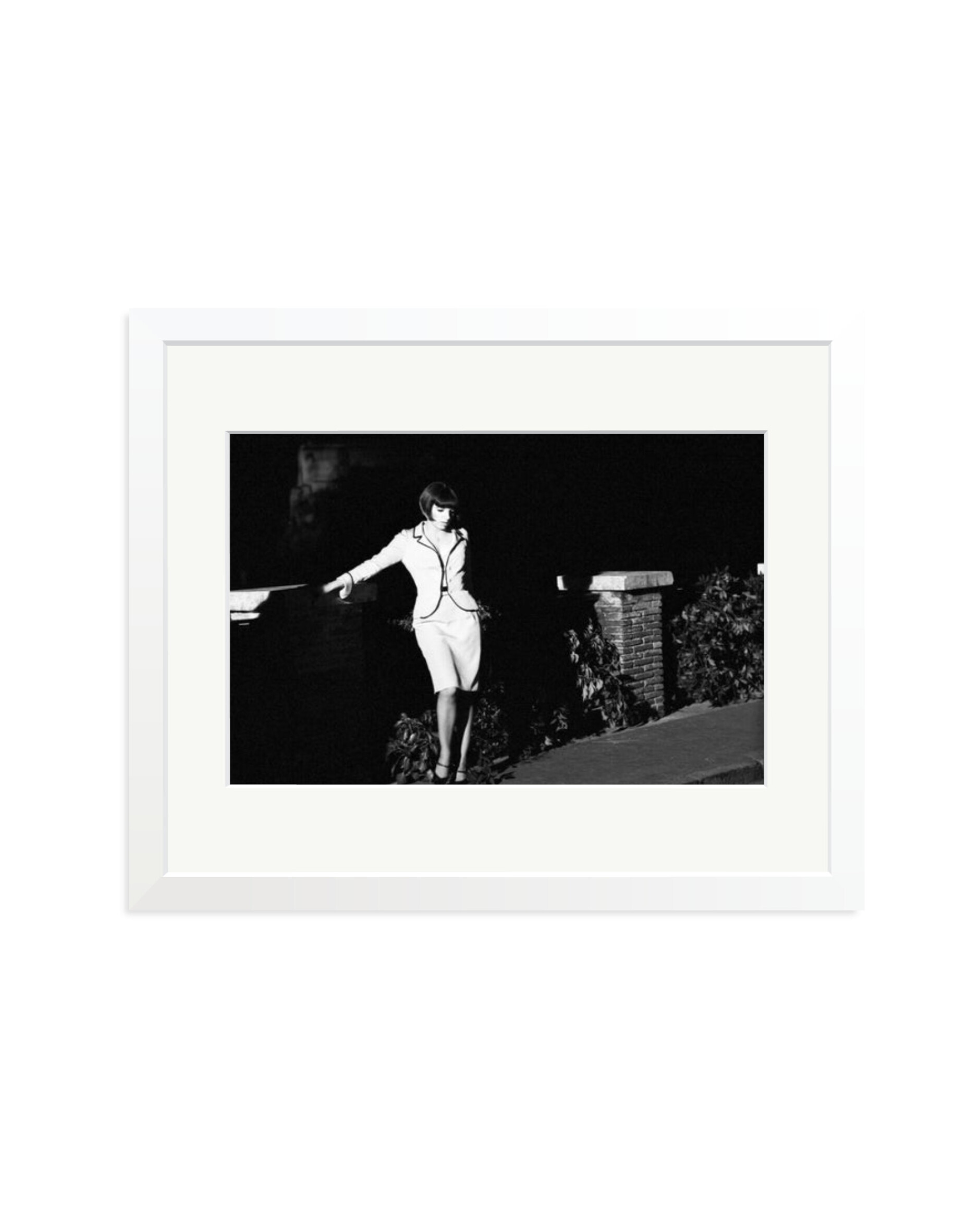 Liza Minnelli on set White / Medium