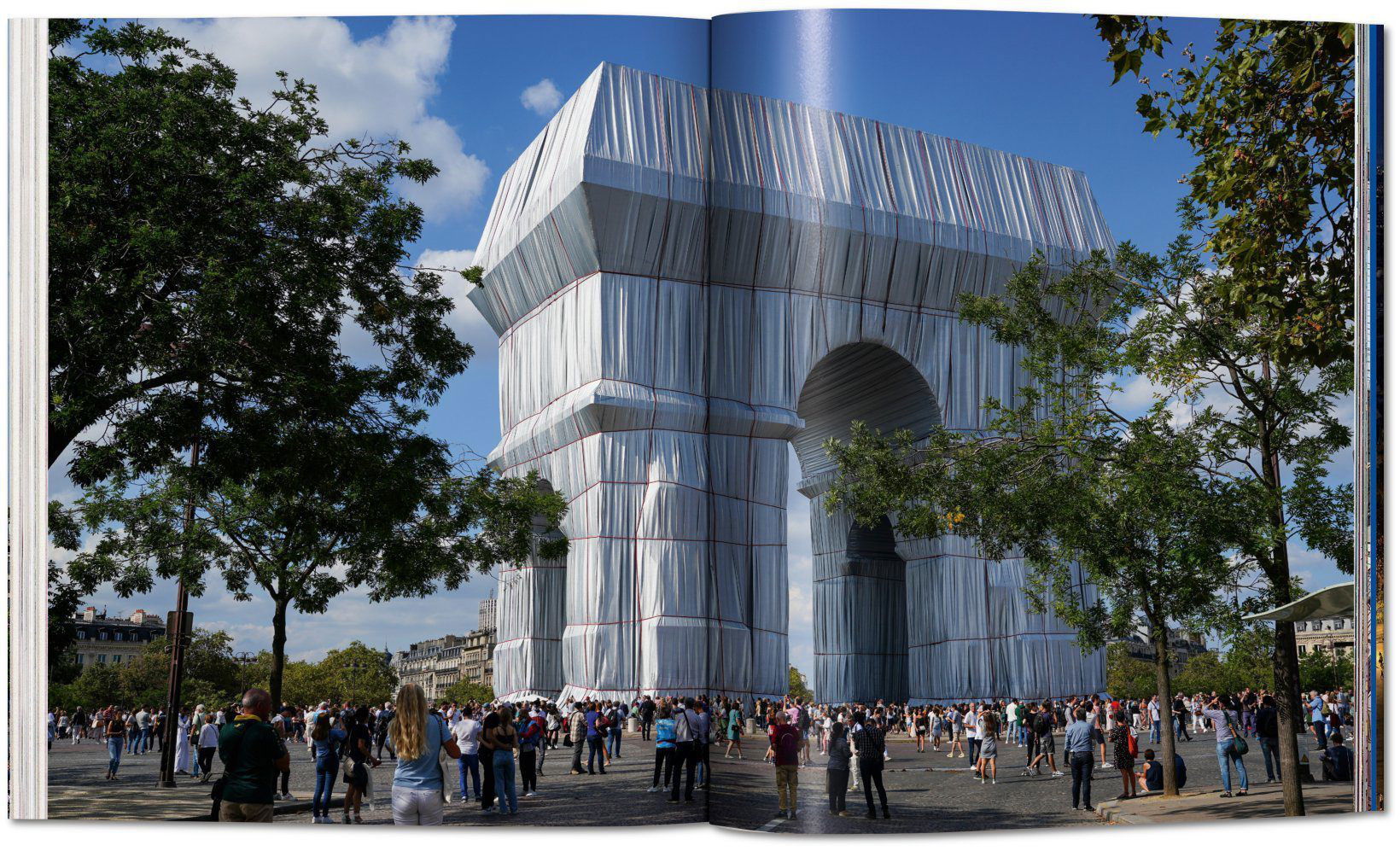 Christo and Jeanne-Claude. L’Arc de Triomphe, Wrapped