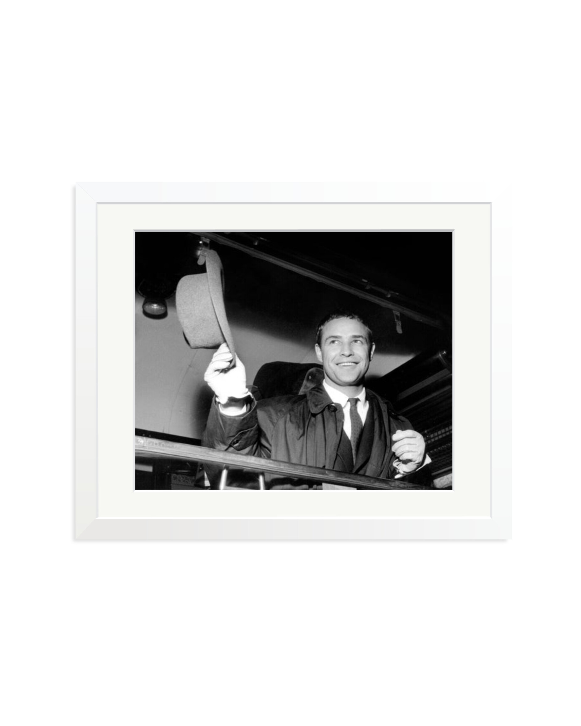 Waving Brando White / Medium
