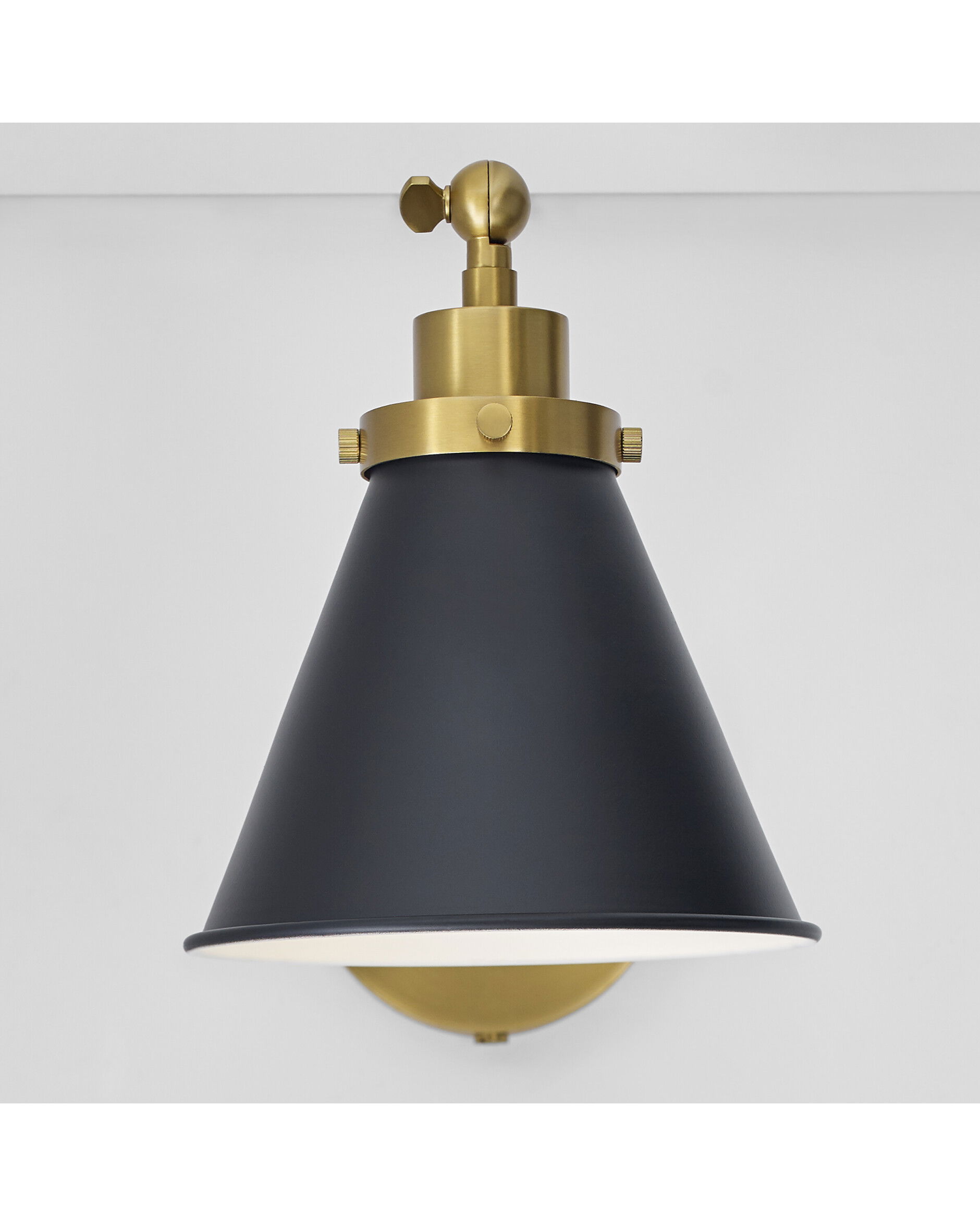 Wellfleet vägglampa svart/mässing