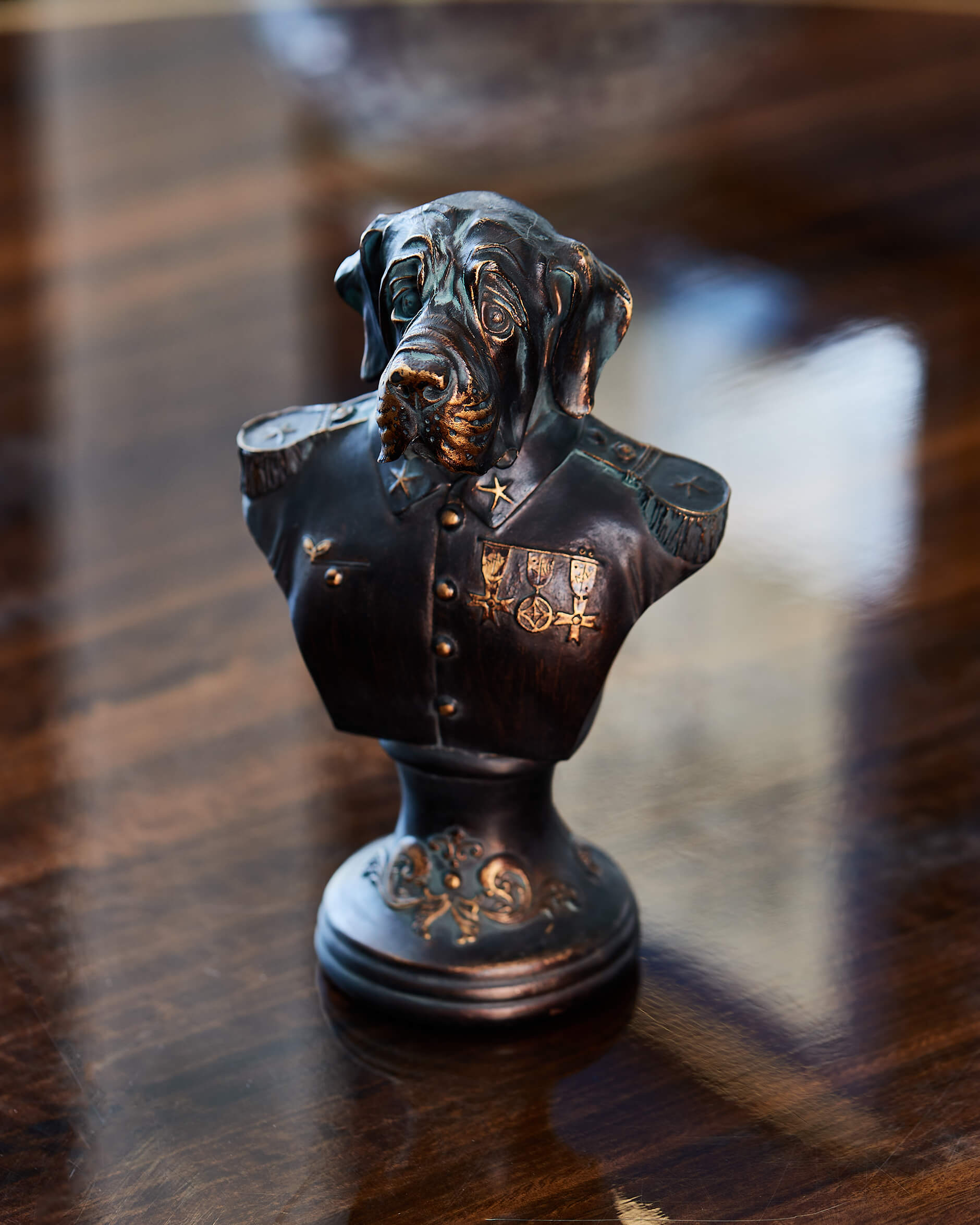 Dogporal skulptur brun