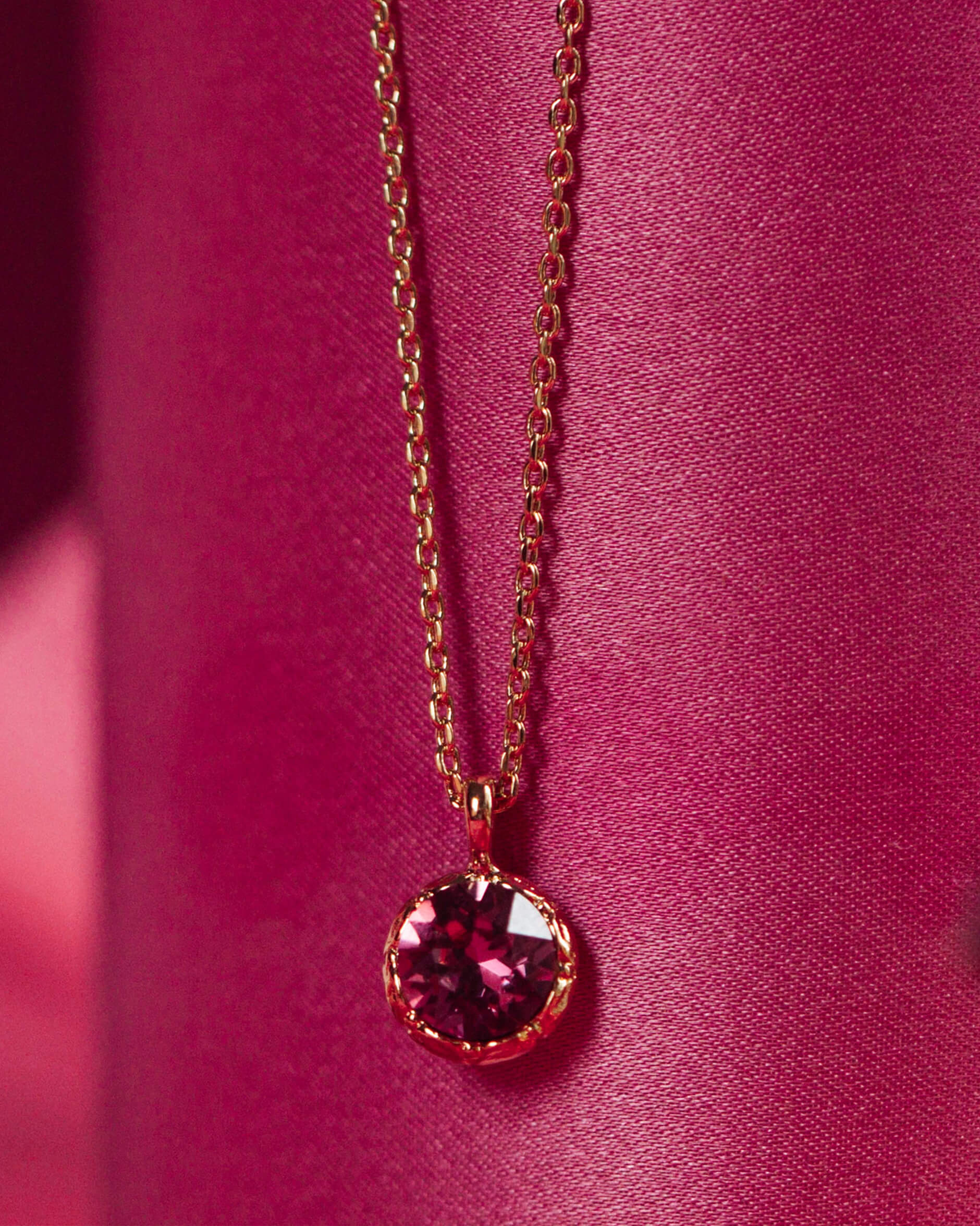 Petite Victoria halsband dark rose