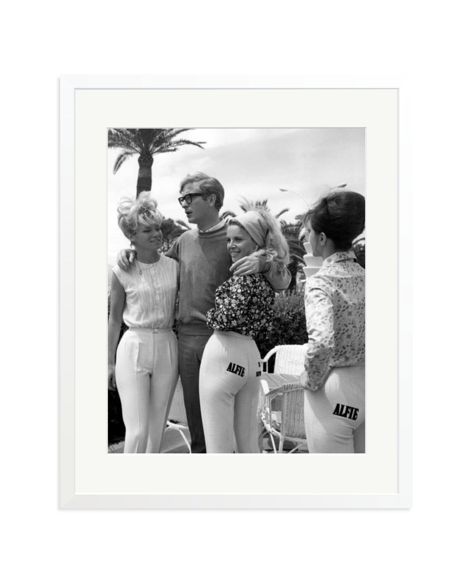 Caine With 'Alfie' Models White / XL