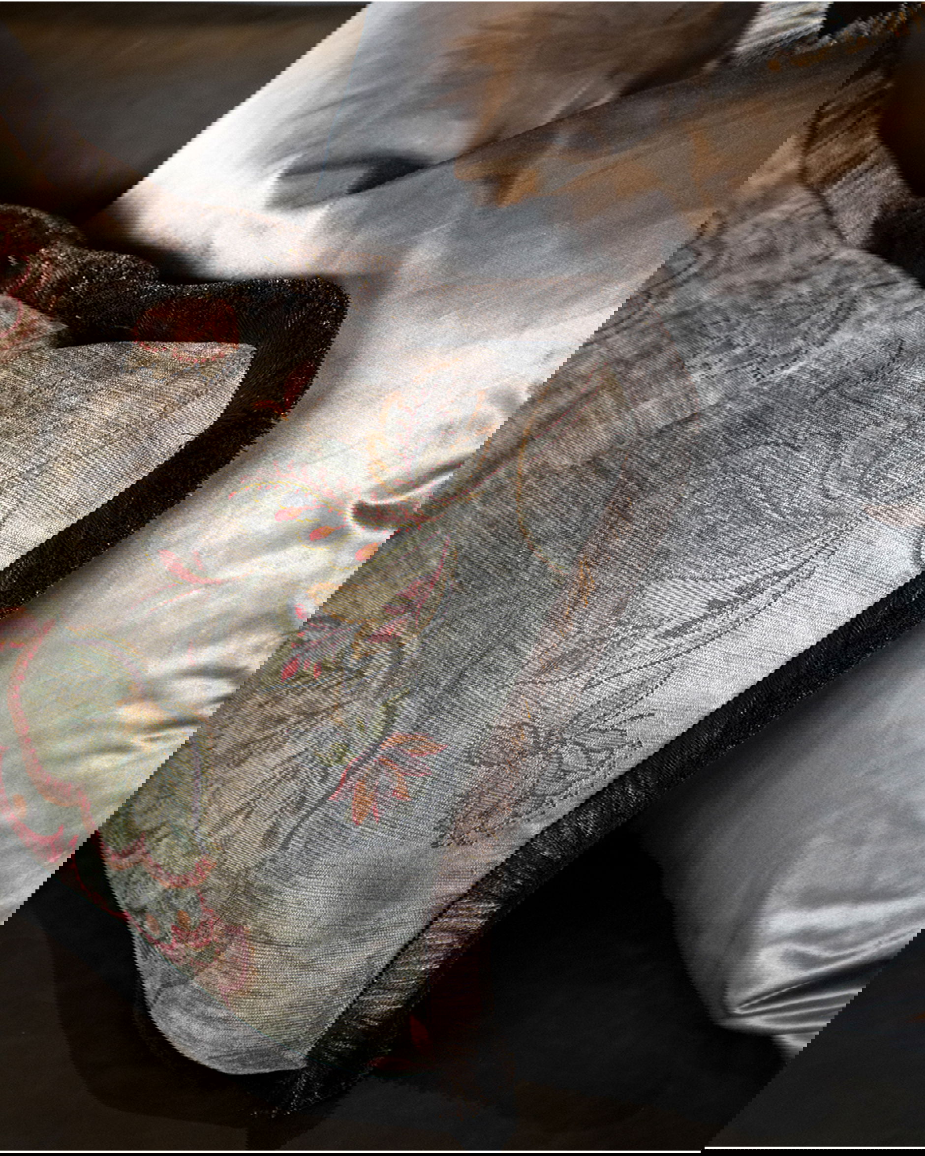 Miralago Flower -tyynynpäällinen hapsuilla taupe OUTLET