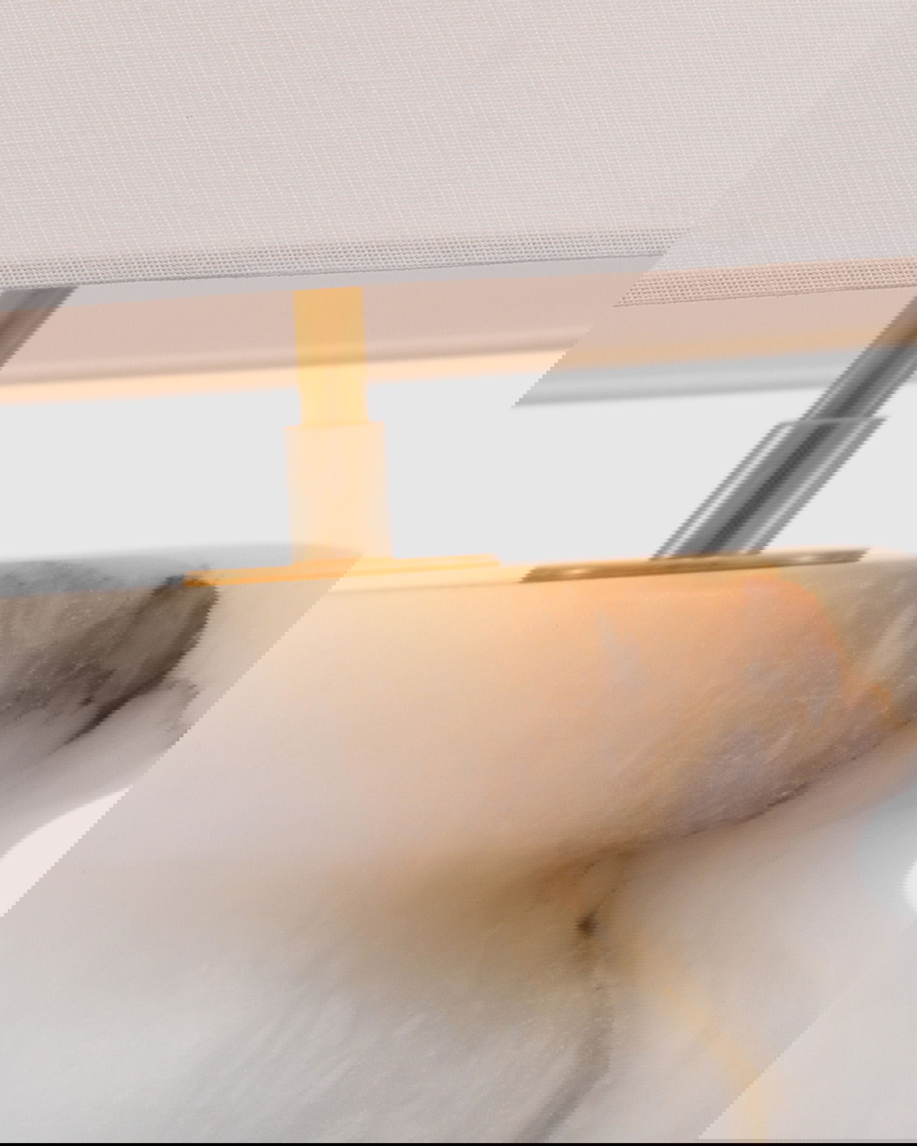 Onda bordslampa alabaster