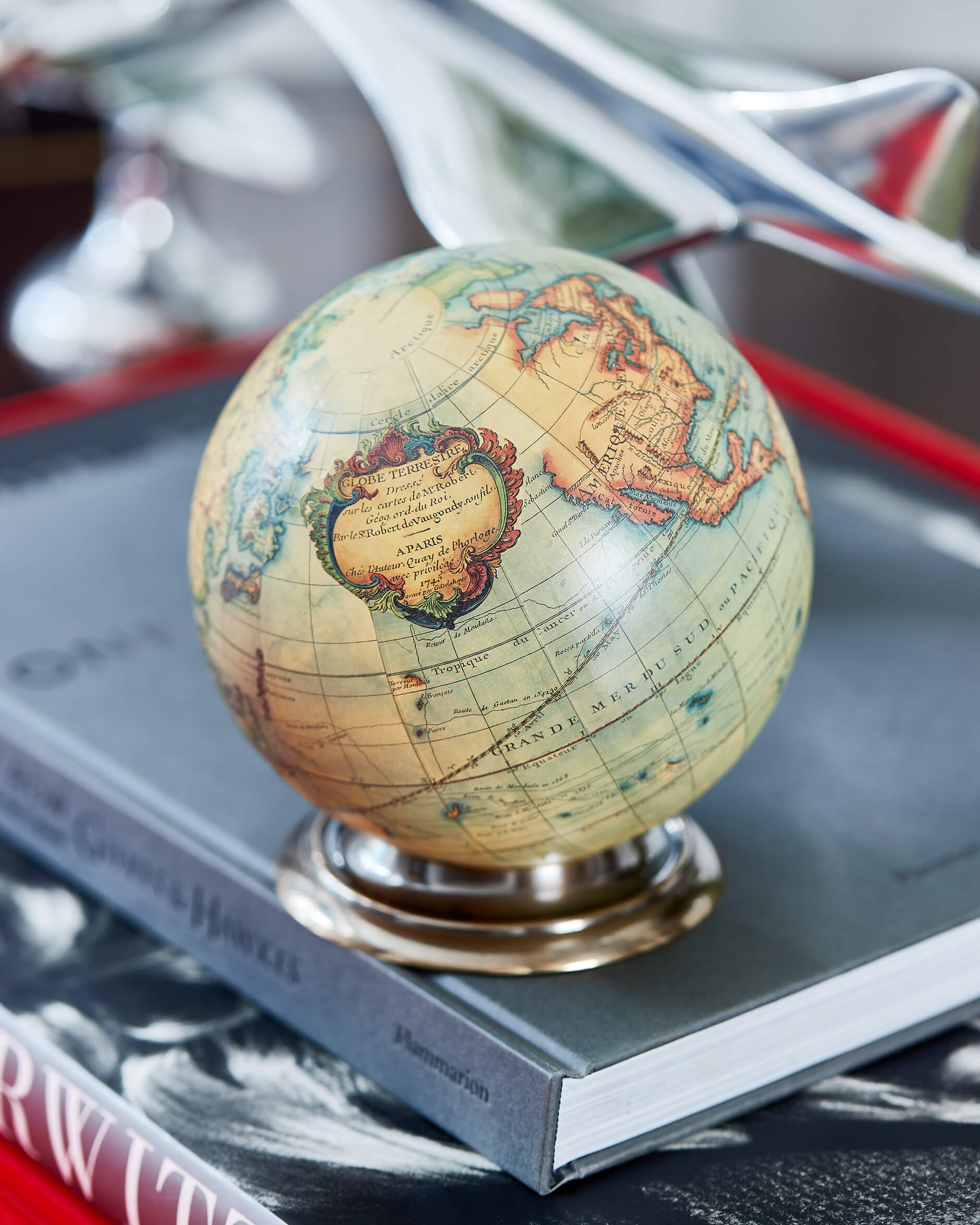 Vaugondy-karttapallo ja jalusta