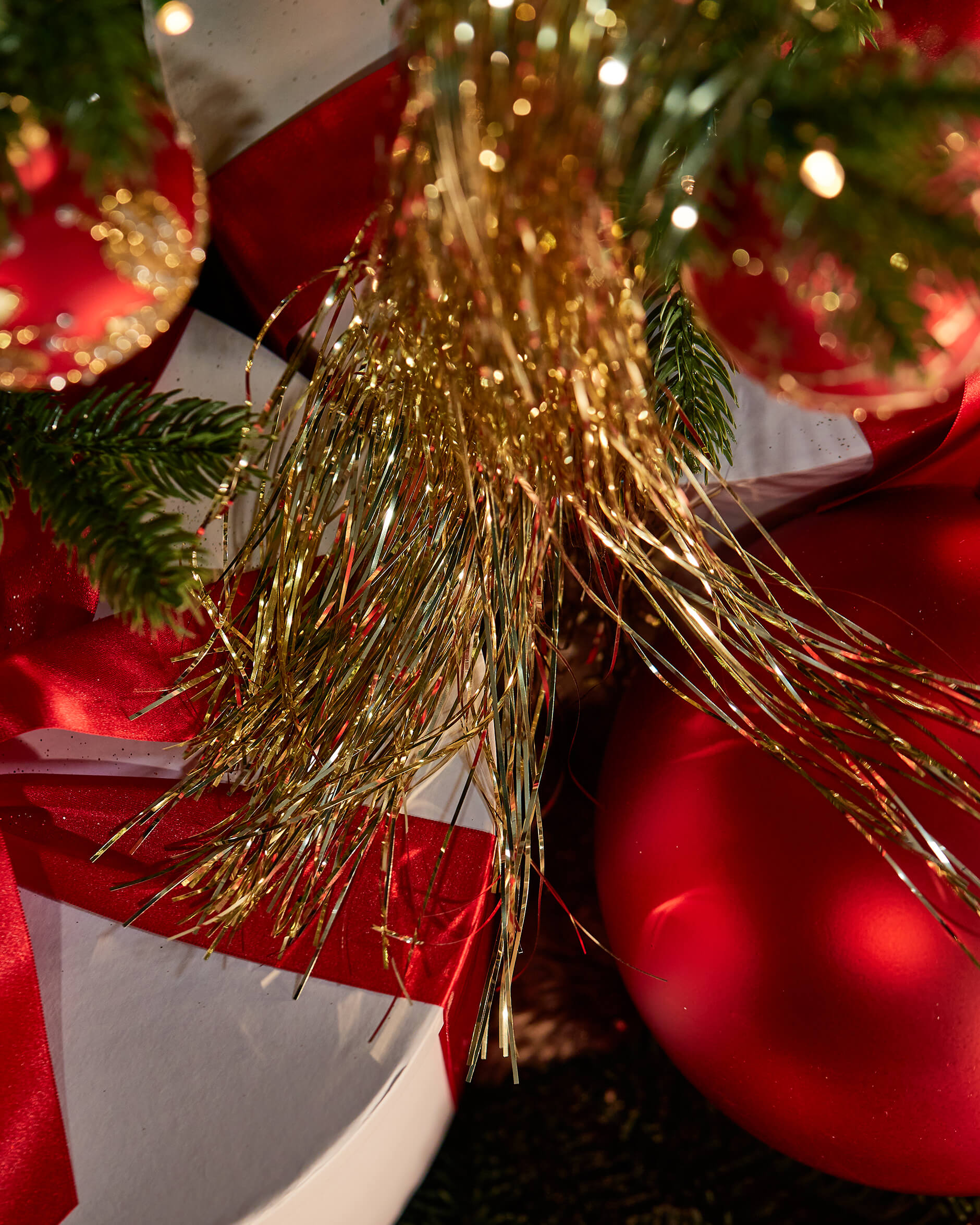 Lametta joulukoristeita kultaa