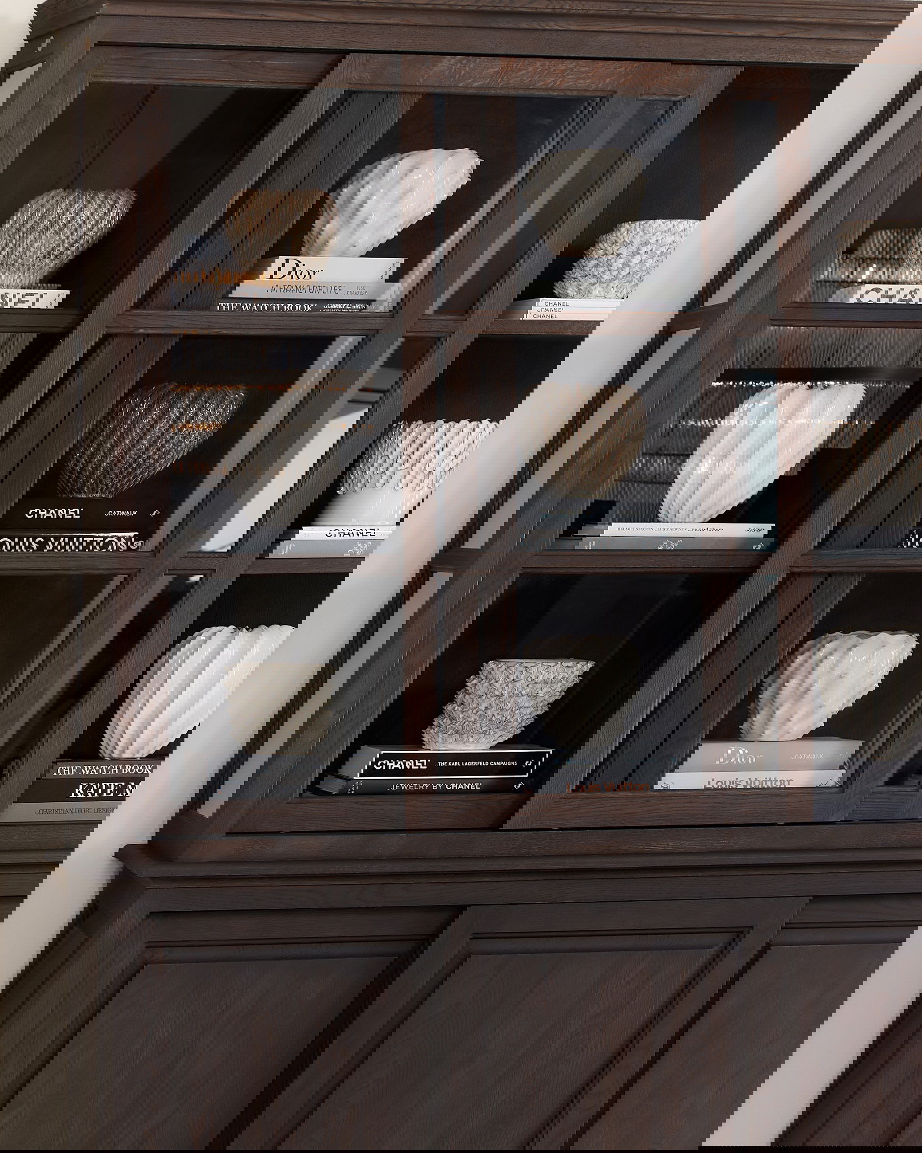 Assonet vitrinskåp mountain wenge