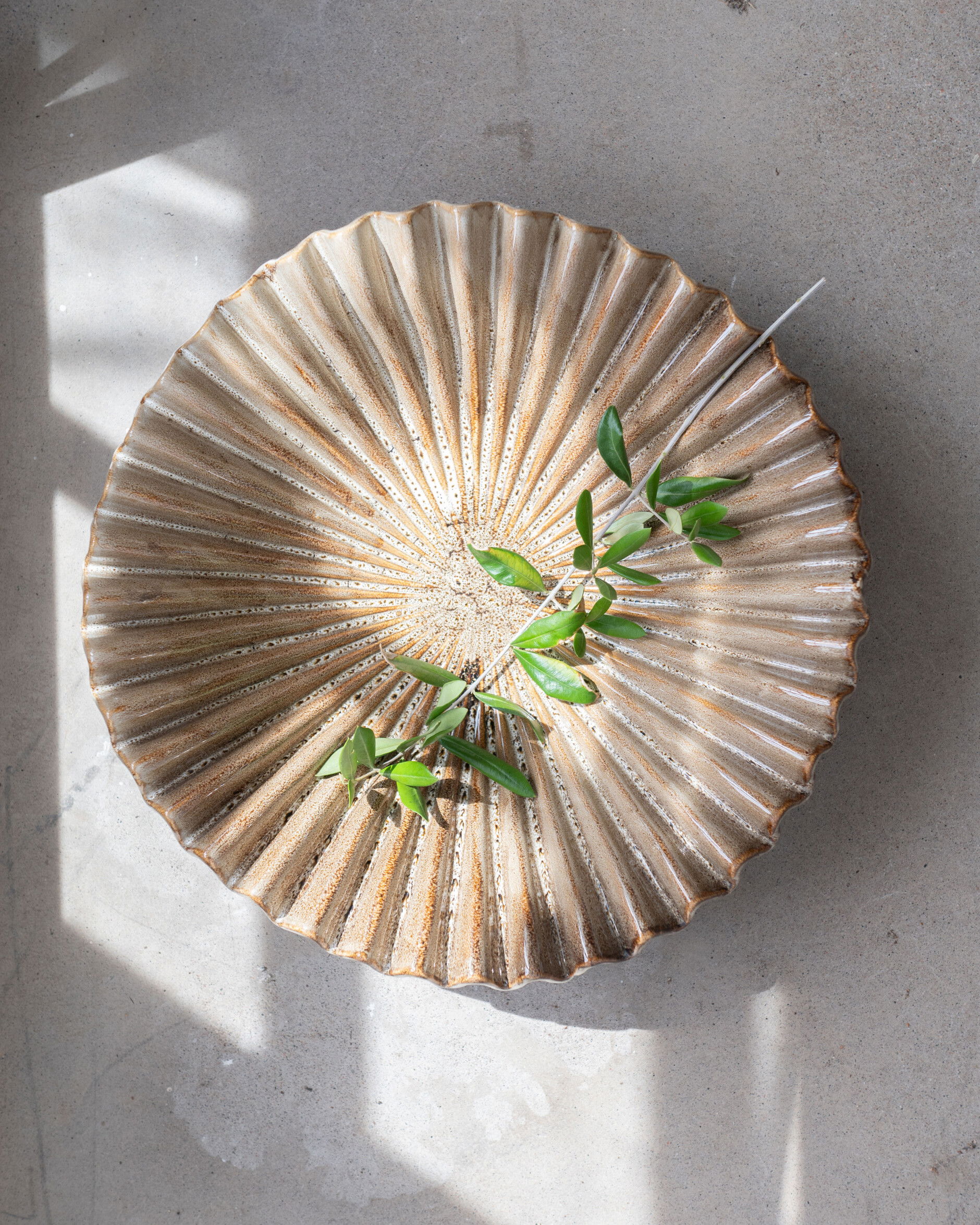 Hanna plate brown marbled