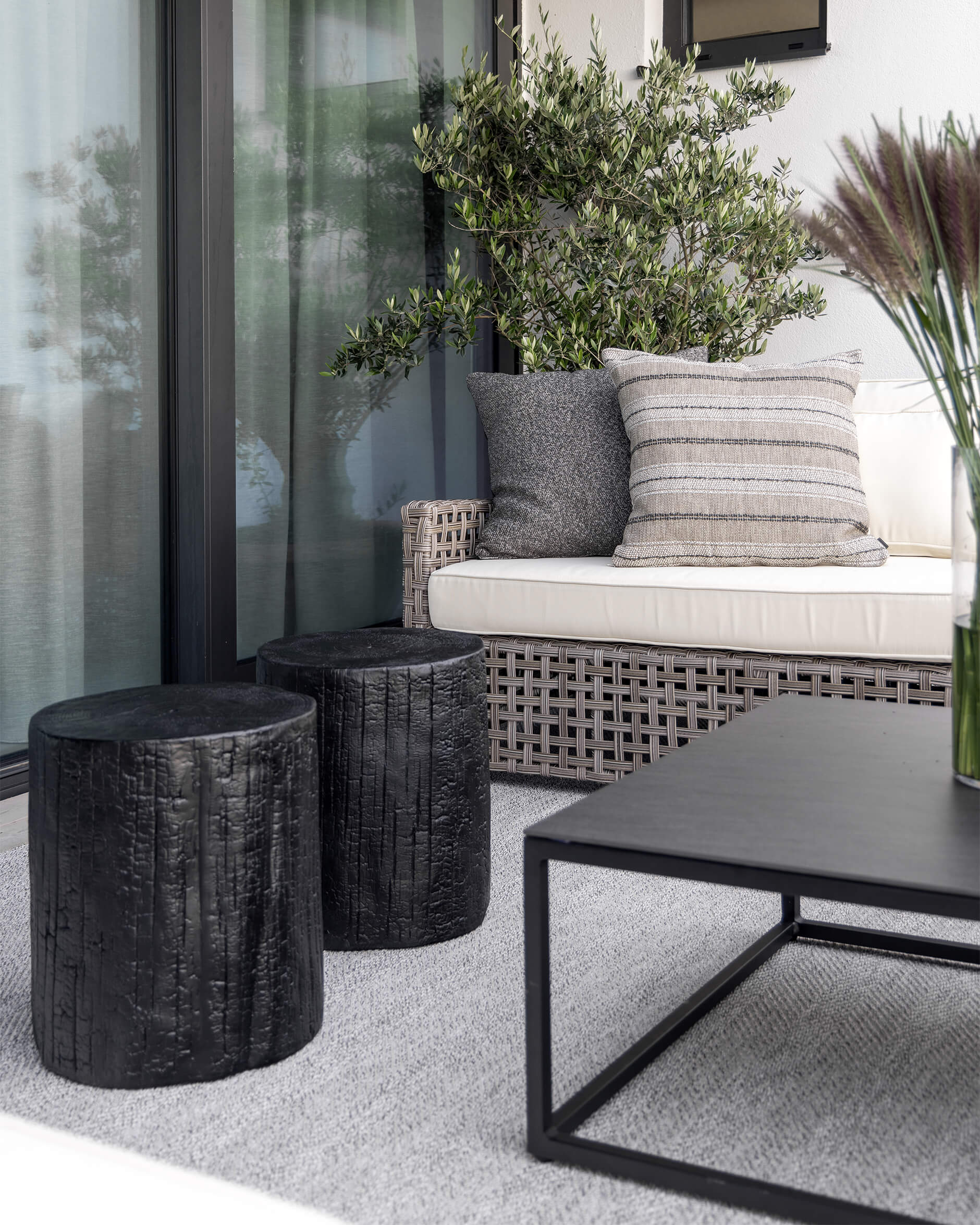 Timber sidobord / pall metal black