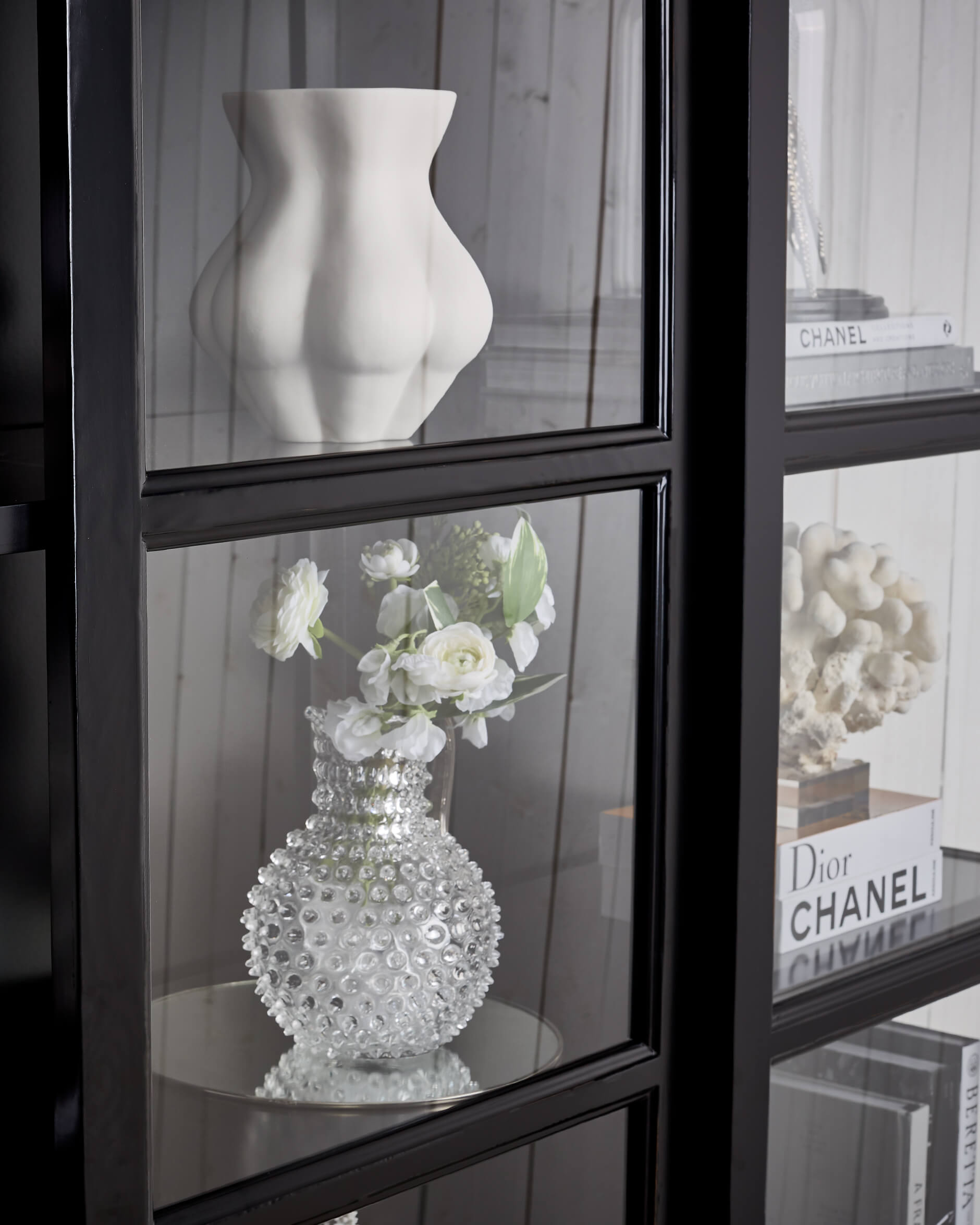 Assonet vitrinskåp modern black