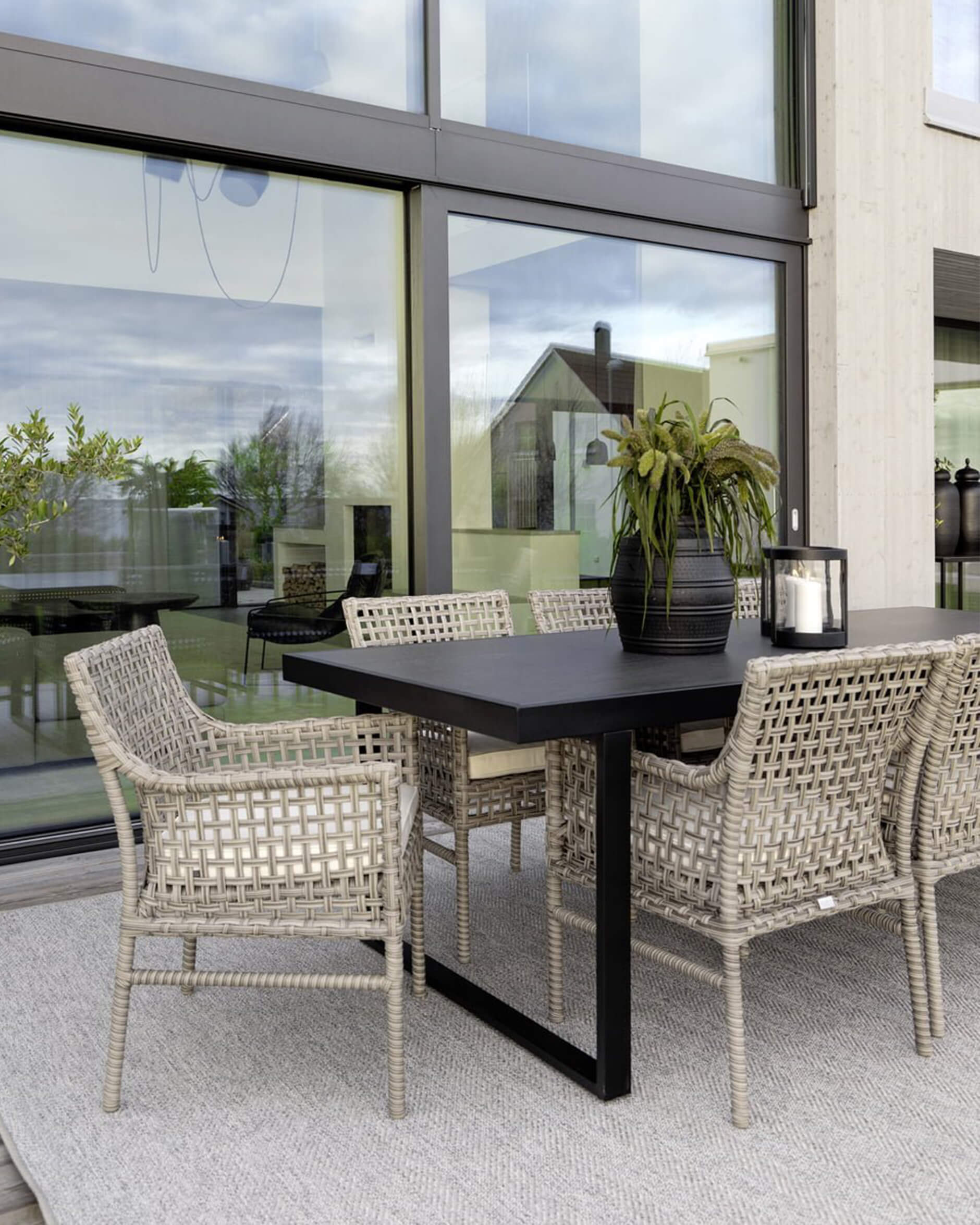 Romano matbord grafit