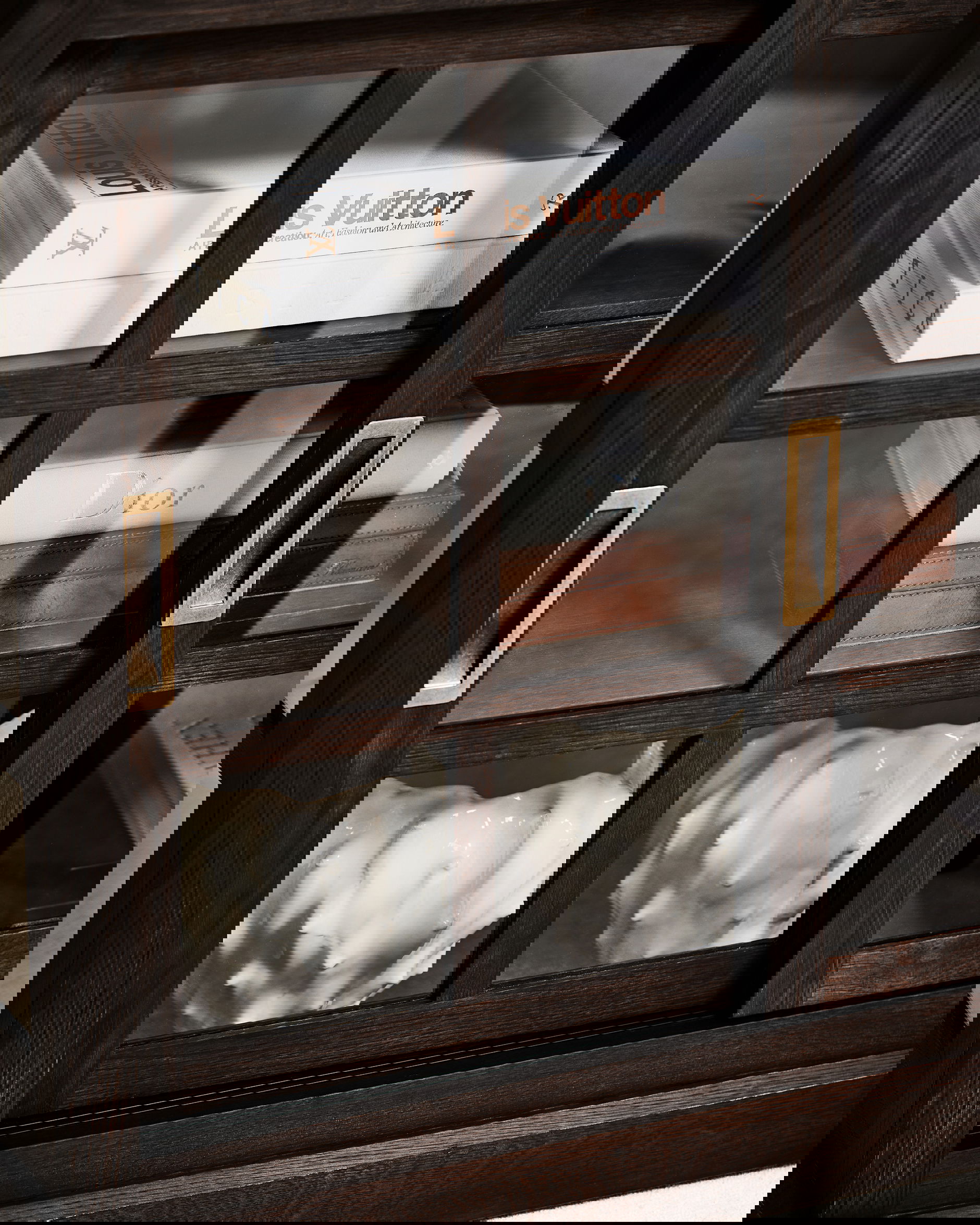 Seethrough skåp mountain wenge