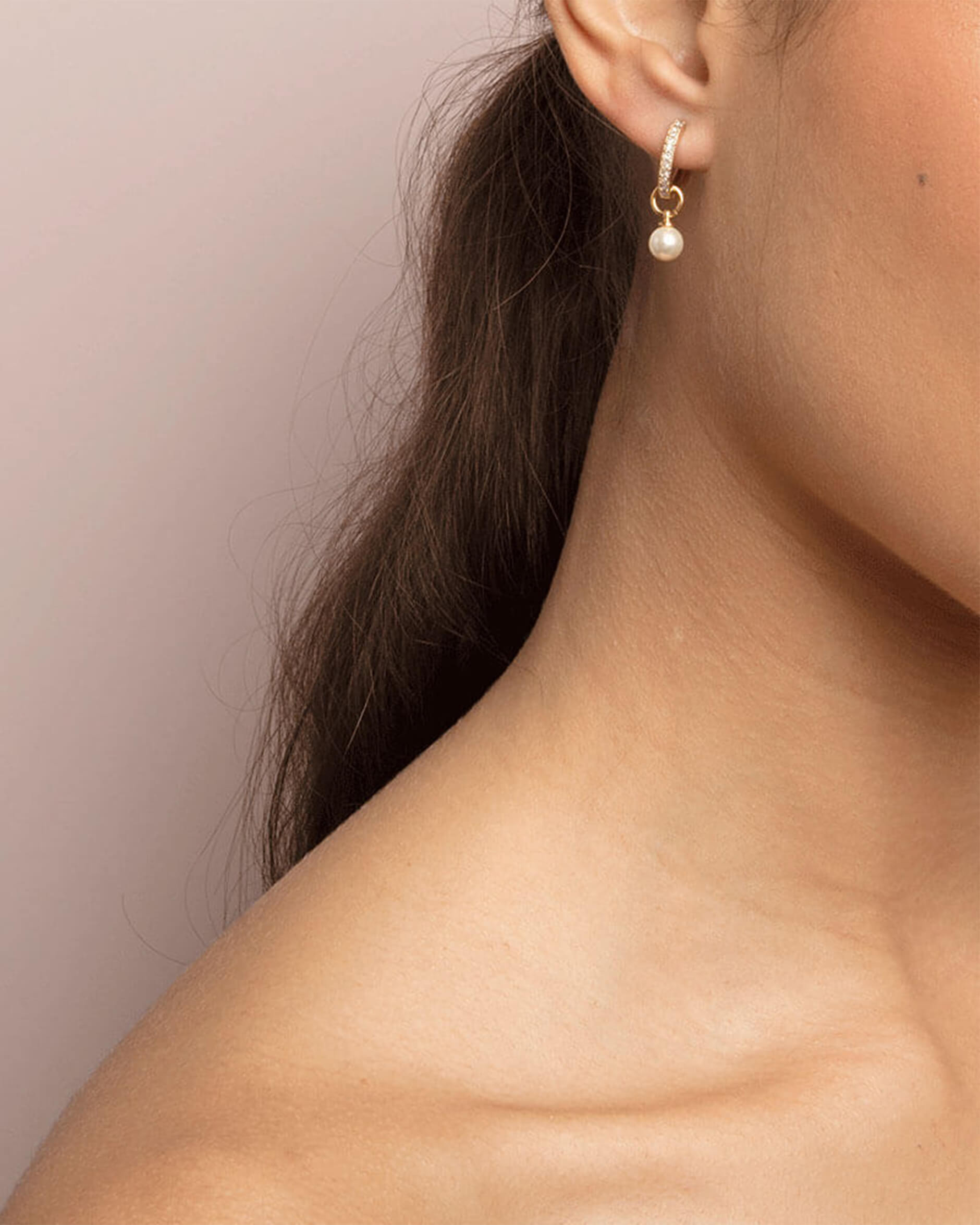 Petite Kennedy hoops örhängen ivory pearl