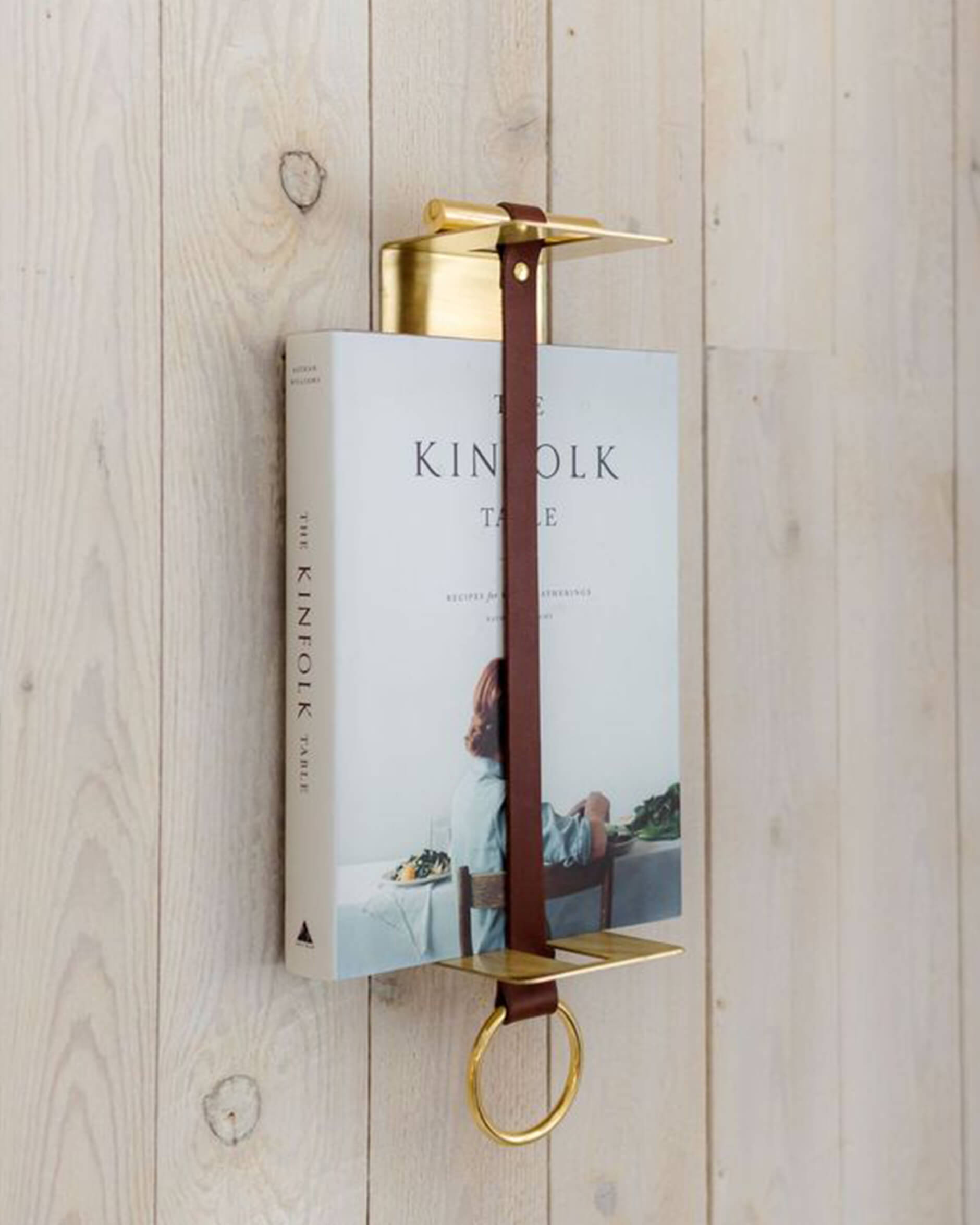 Strapp vägghylla mässing