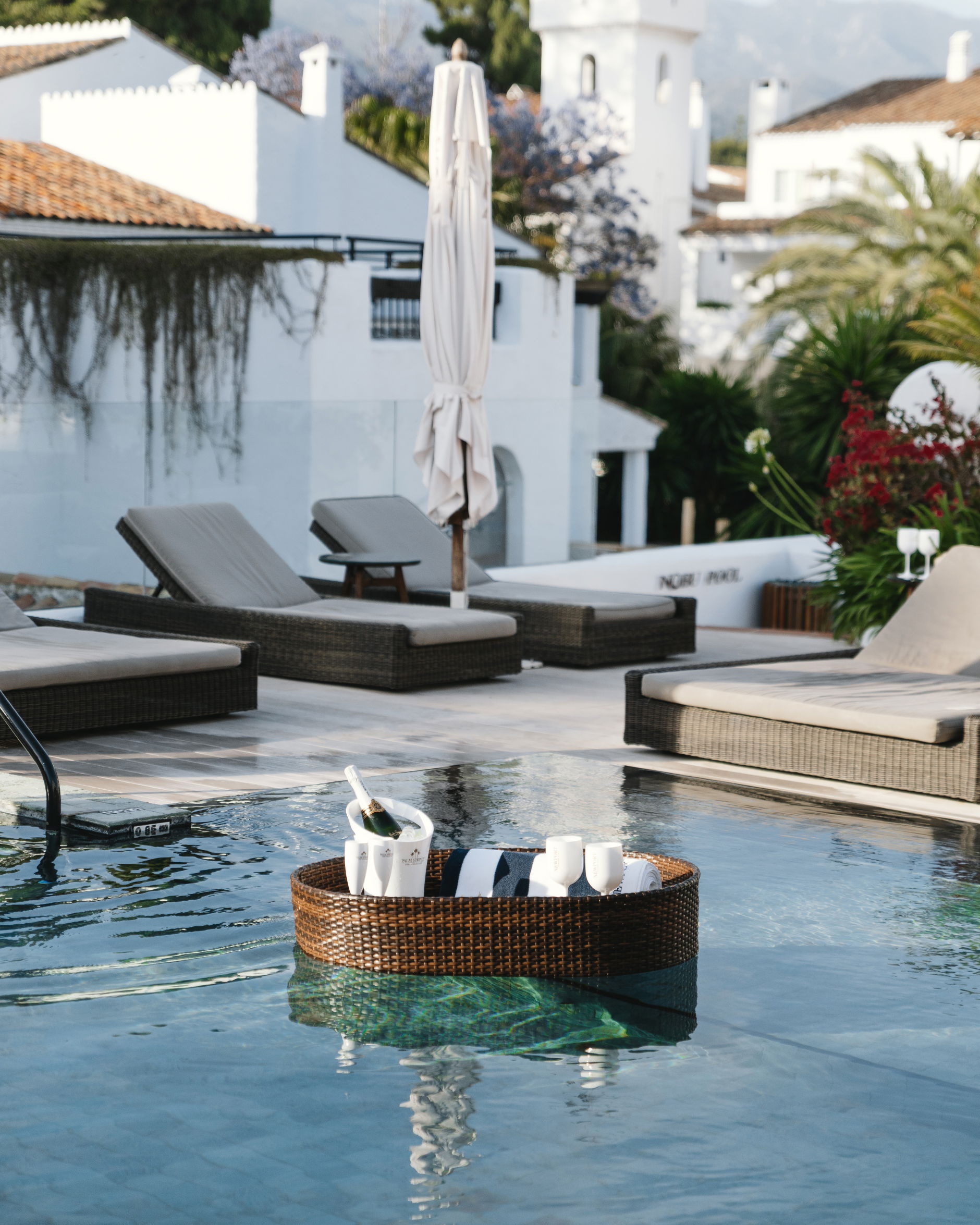 Flytande poolbricka oval brun