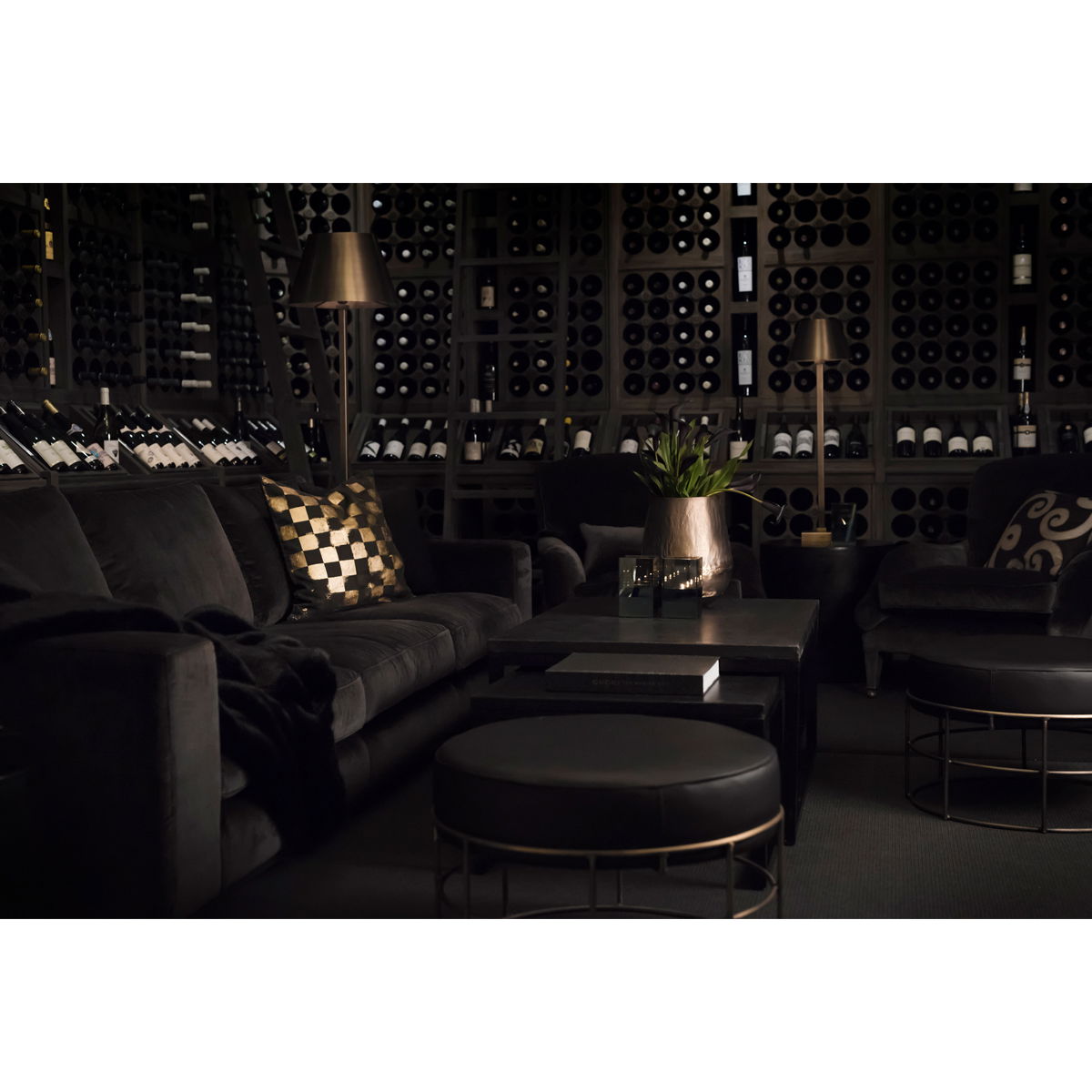 Senna soffa sammet mörkgrå