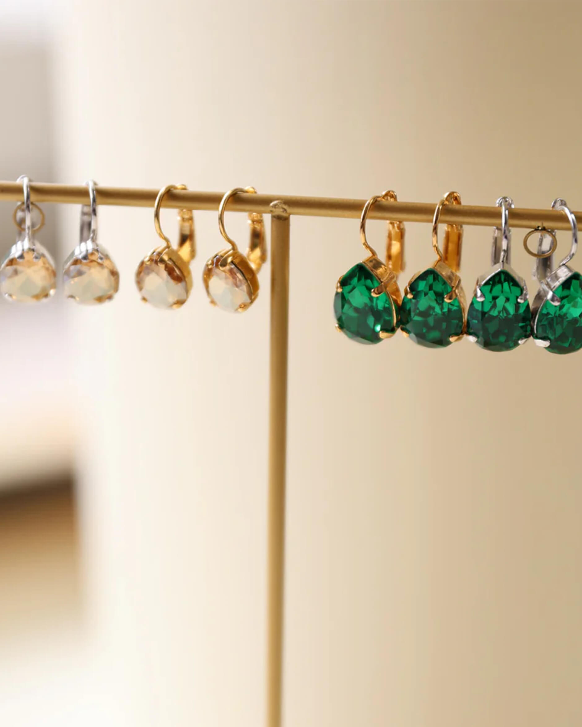 Carlotta Clasp örhängen golden shadow