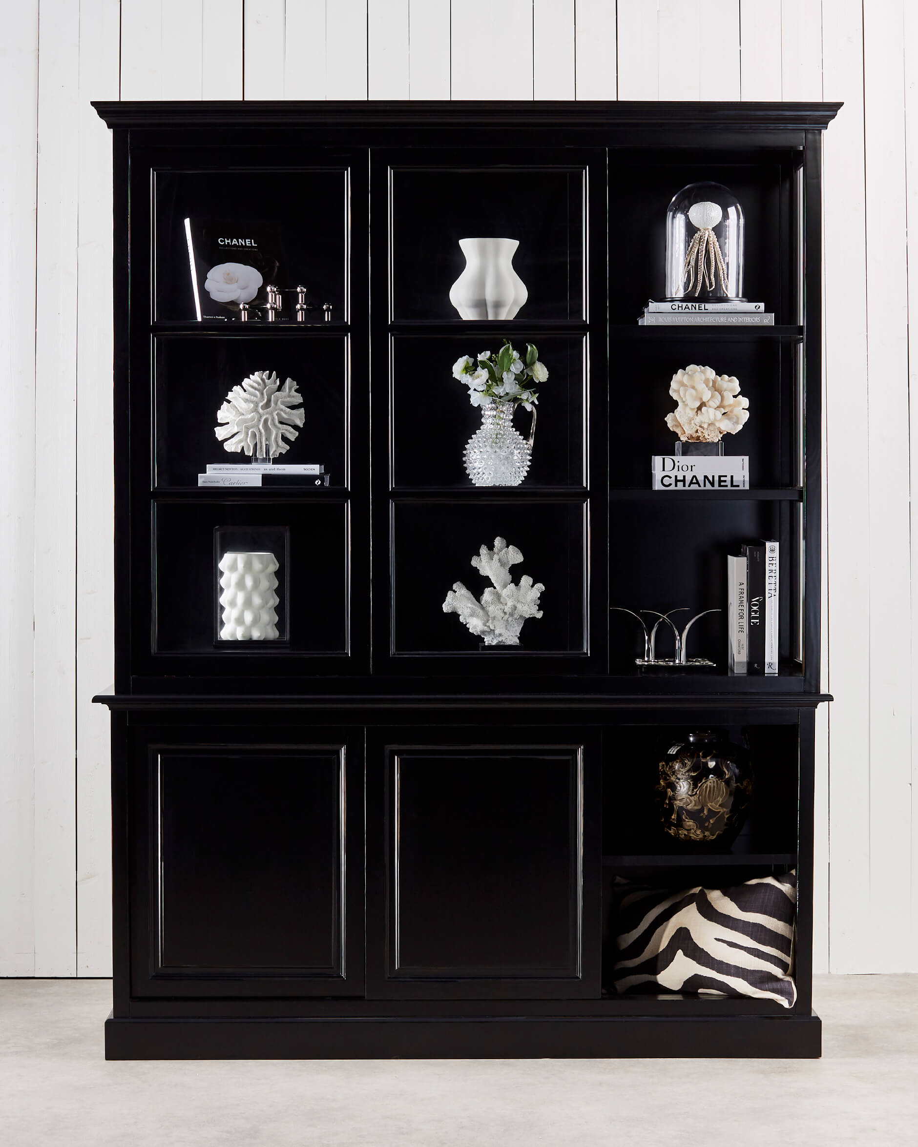 Assonet vitrinskåp modern black