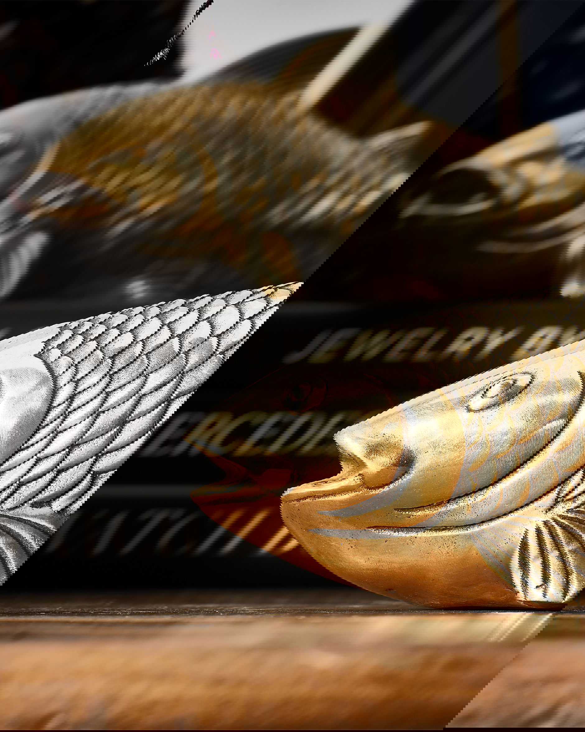 Karp skulptur mässing