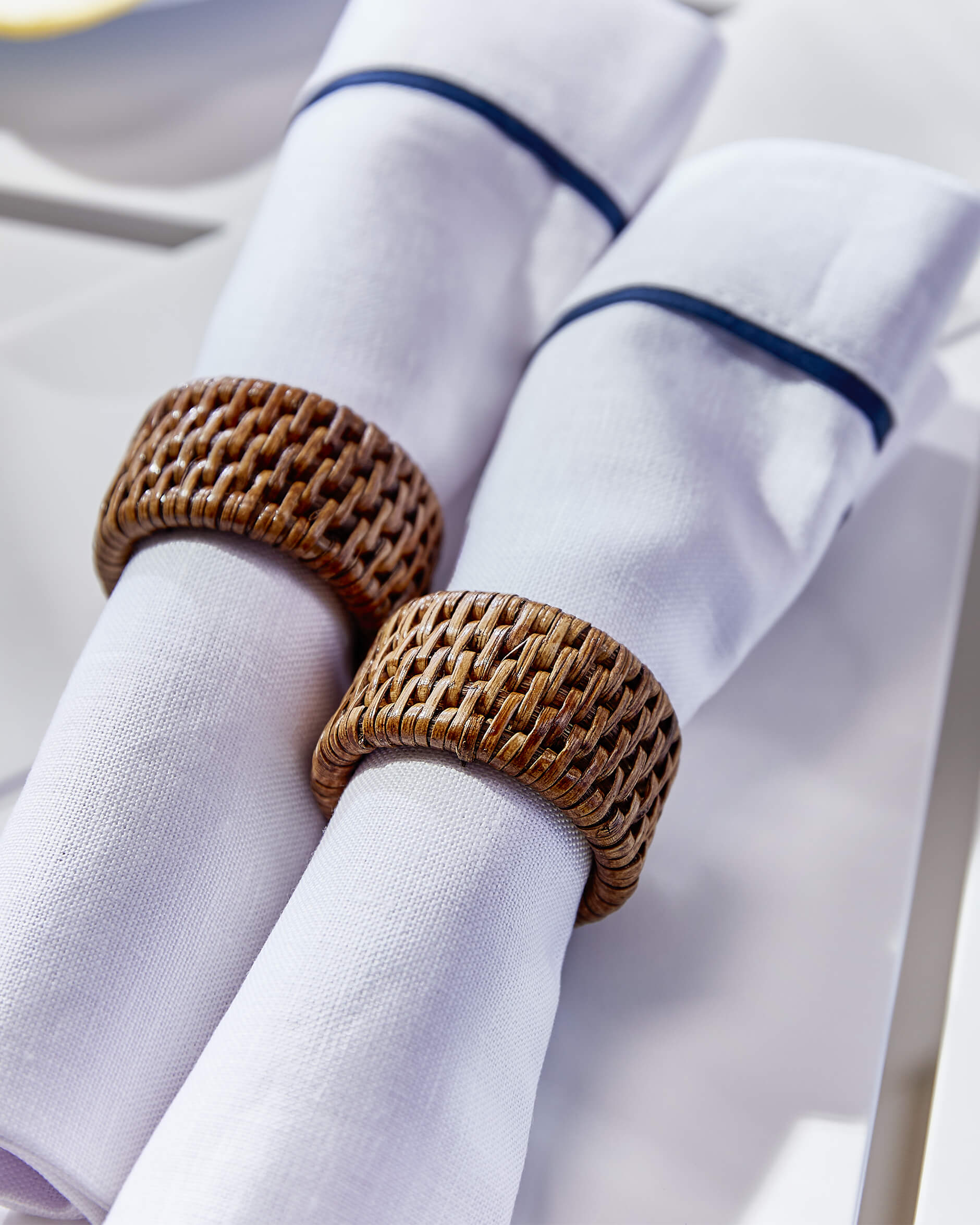 Antique rottinkiset lautasliinarenkaat