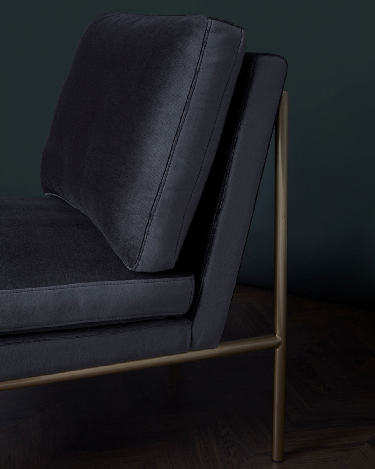 April loungefåtölj black pearl/mässing