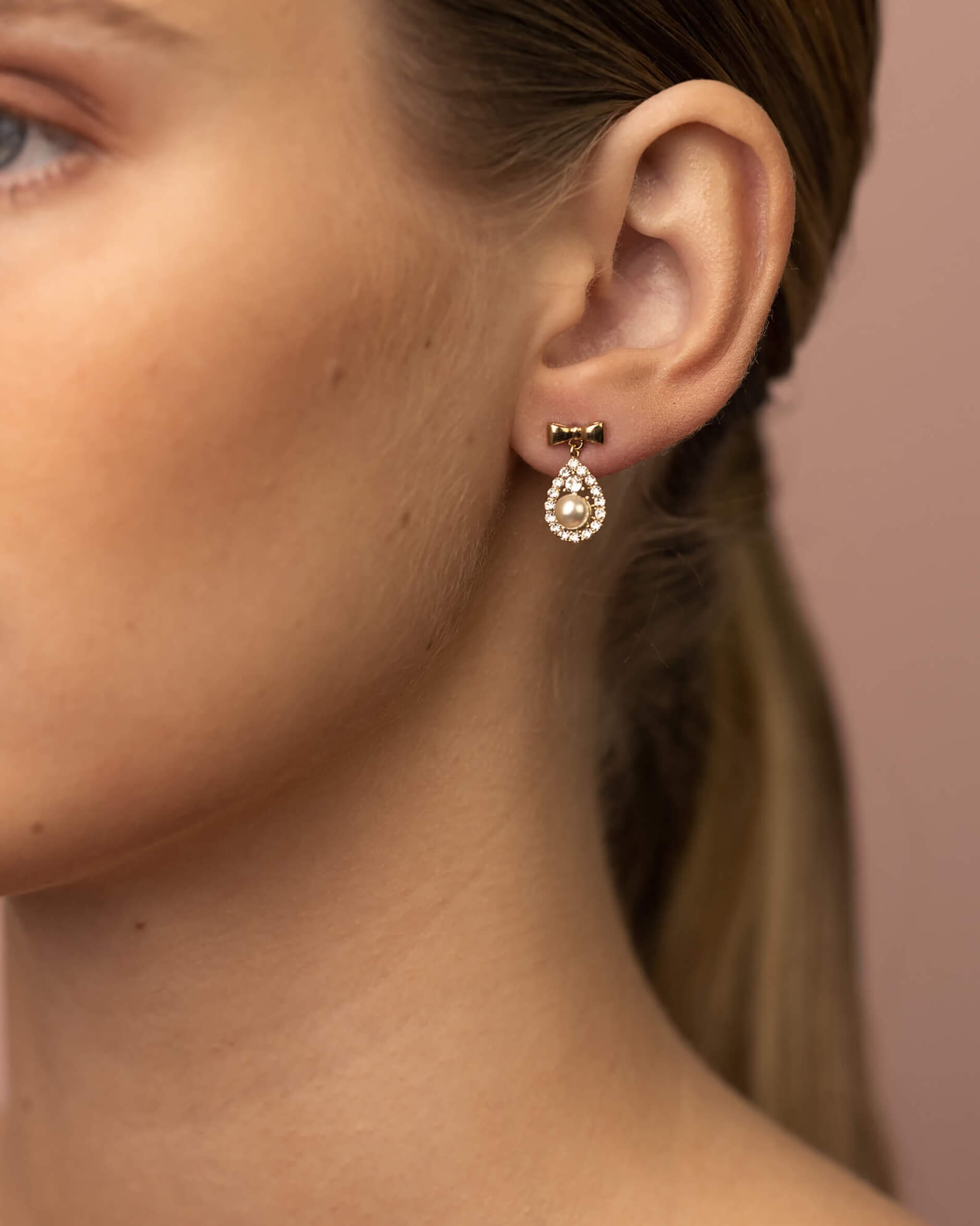 Petite Coco örhängen ivory pearl