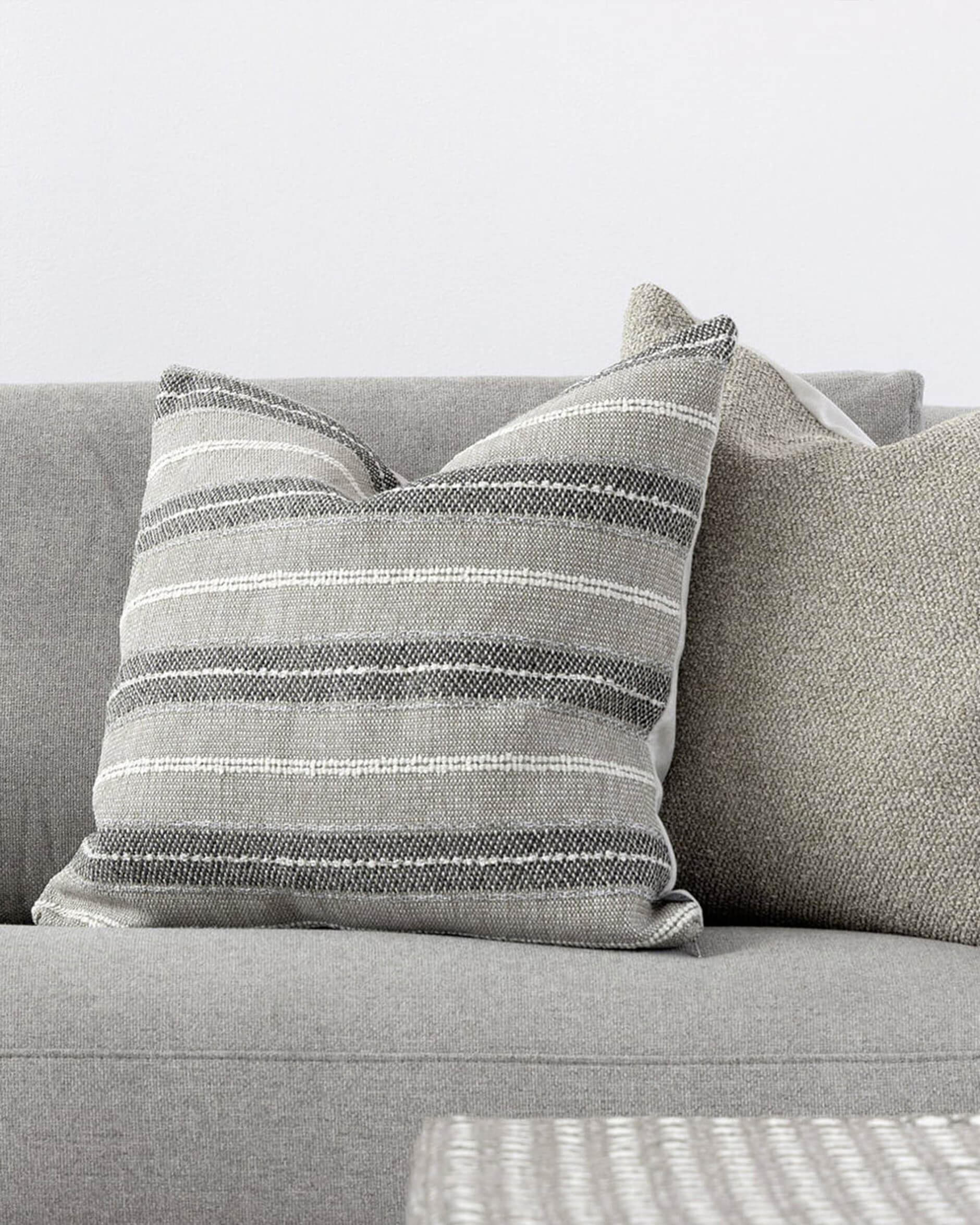 Nomad multi stripe kuddfodral grå