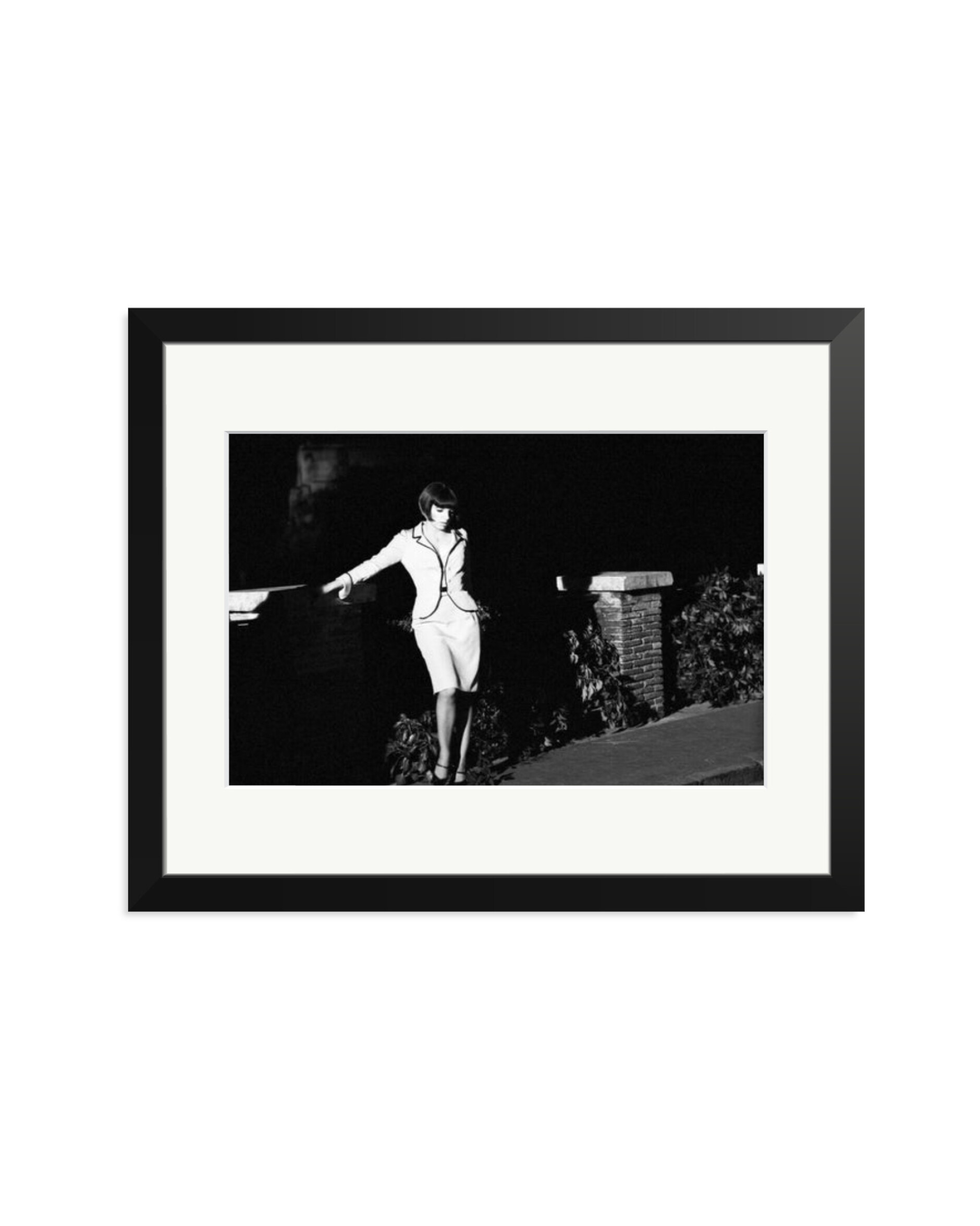 Liza Minnelli on set Black / Medium