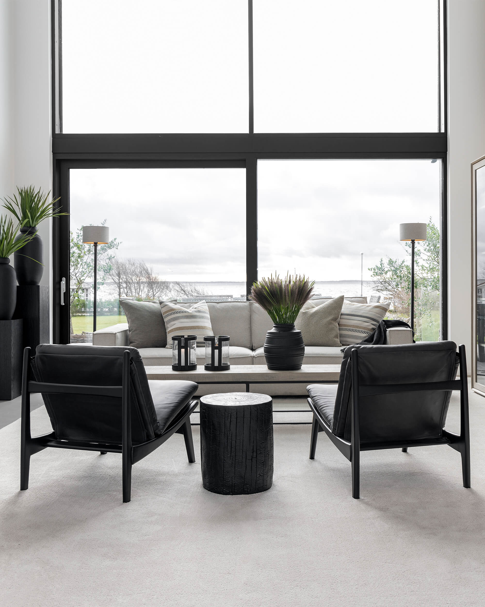 Timber sidobord / pall metal black