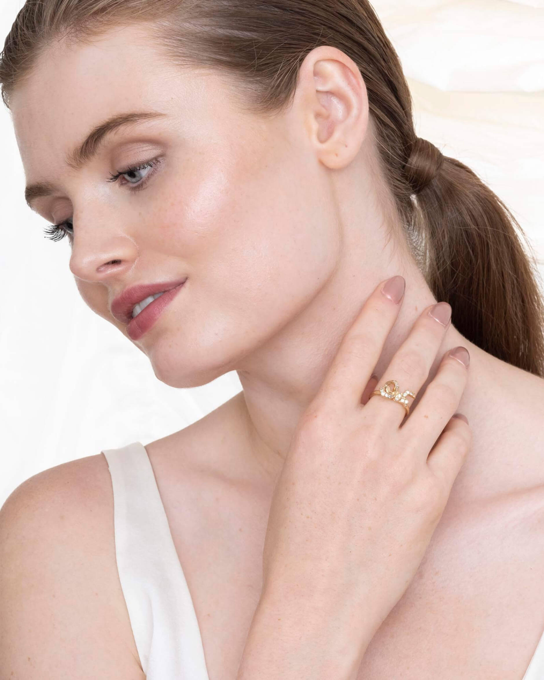 Versailles bow ring crystal