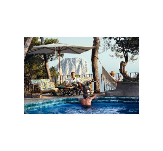 Läs mer om Capri Hotel