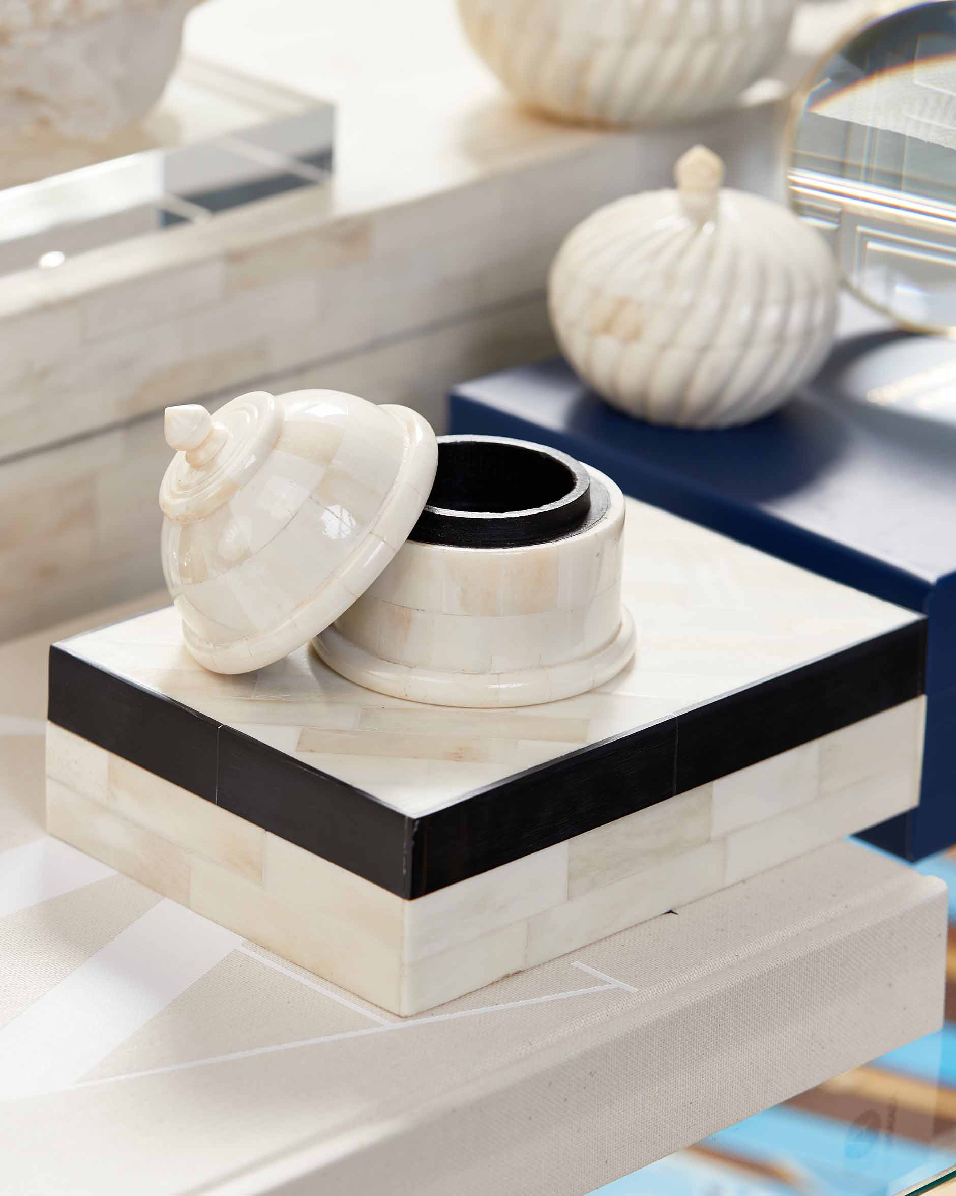 Skaros dekorationsask vit