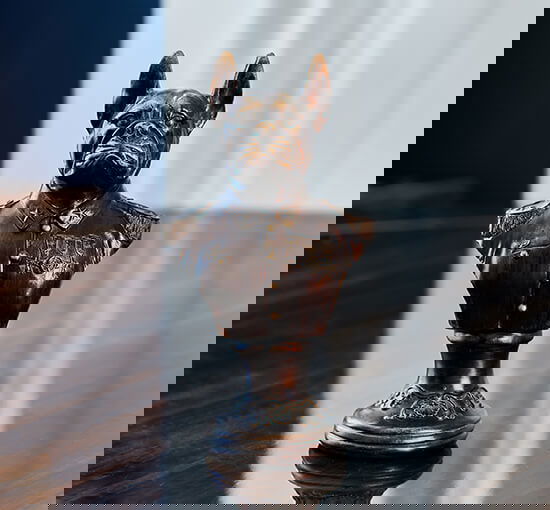 Sergeant Madog skulptur brun