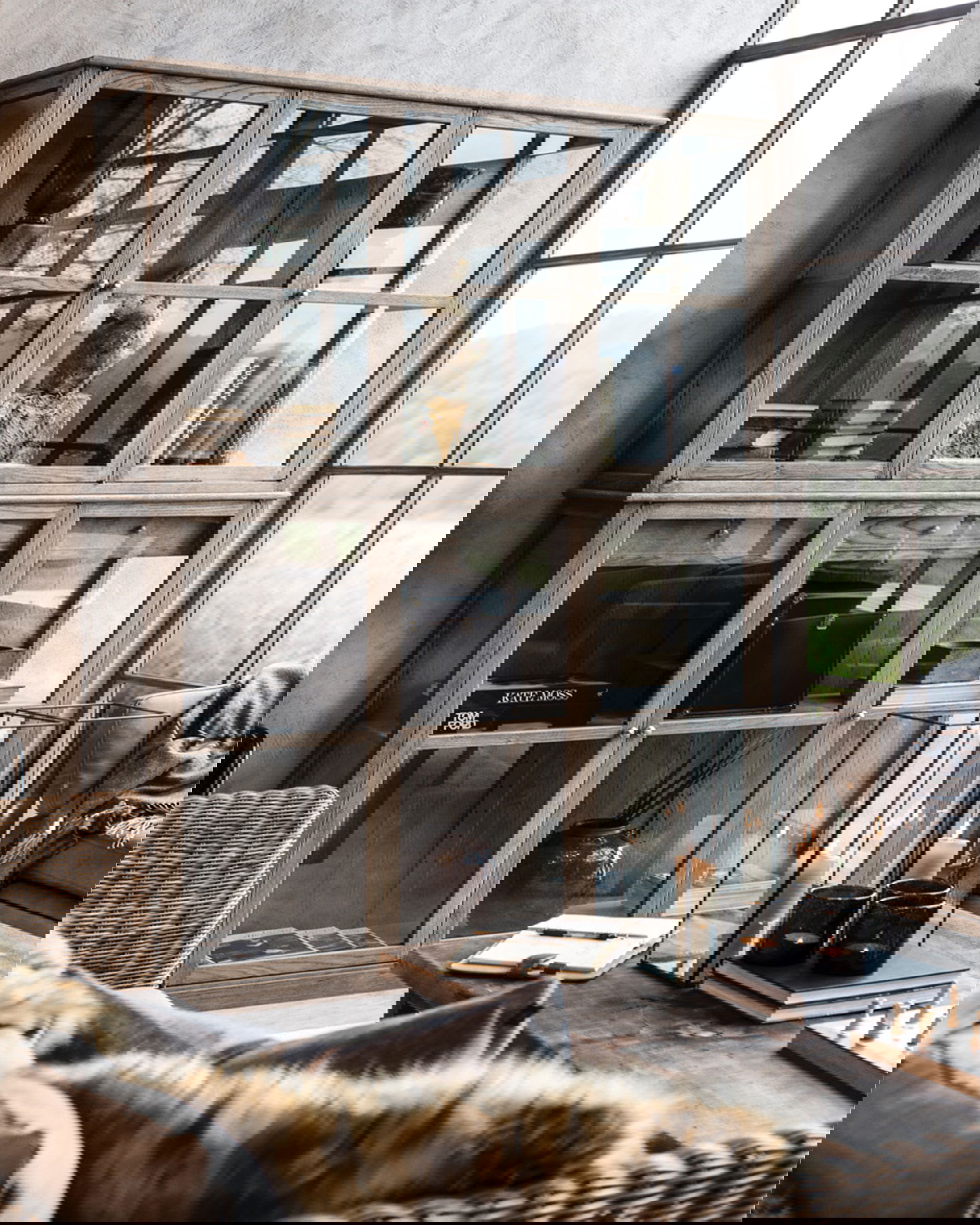 Denver vitrinskåp brun