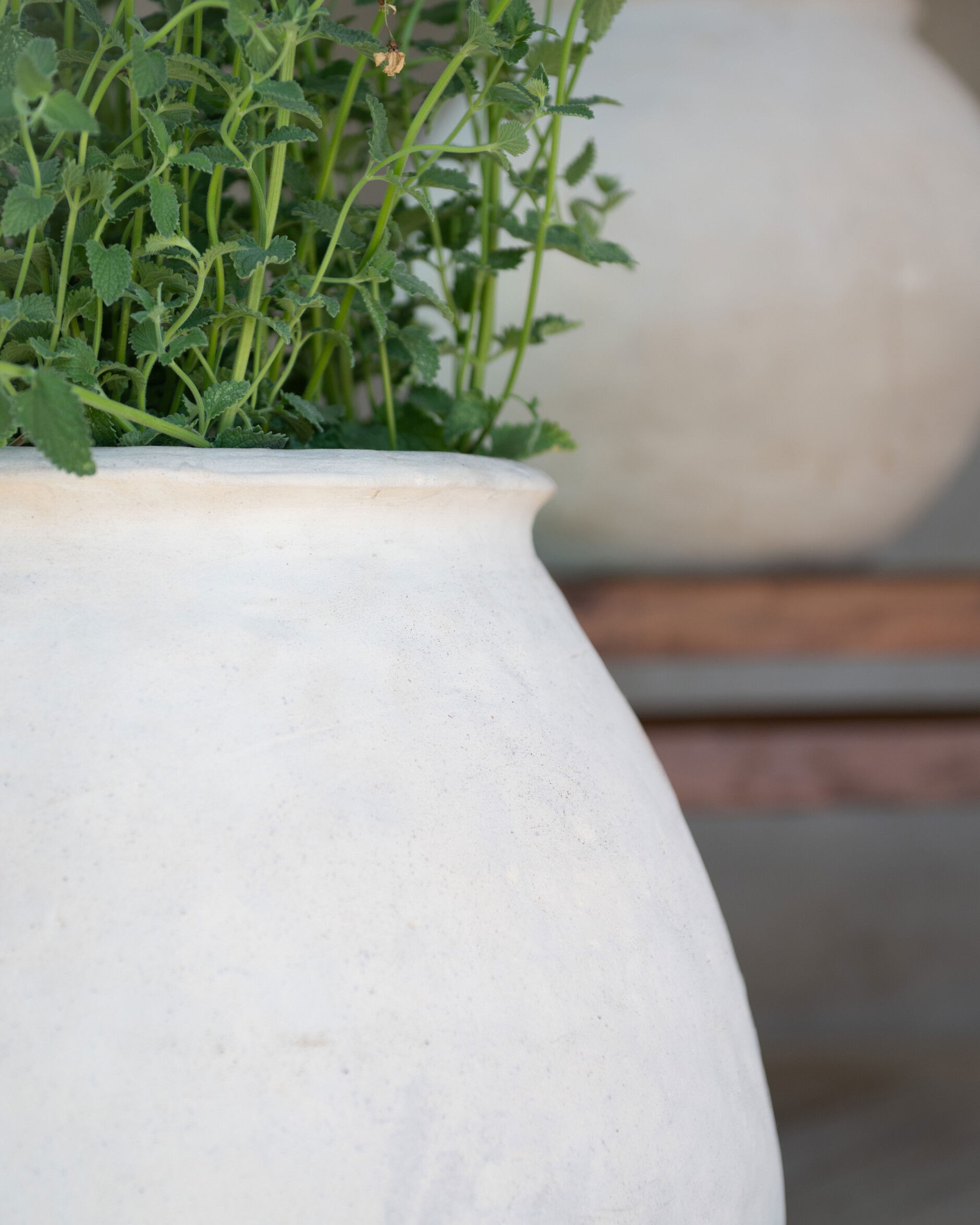 Vivian urn antique white