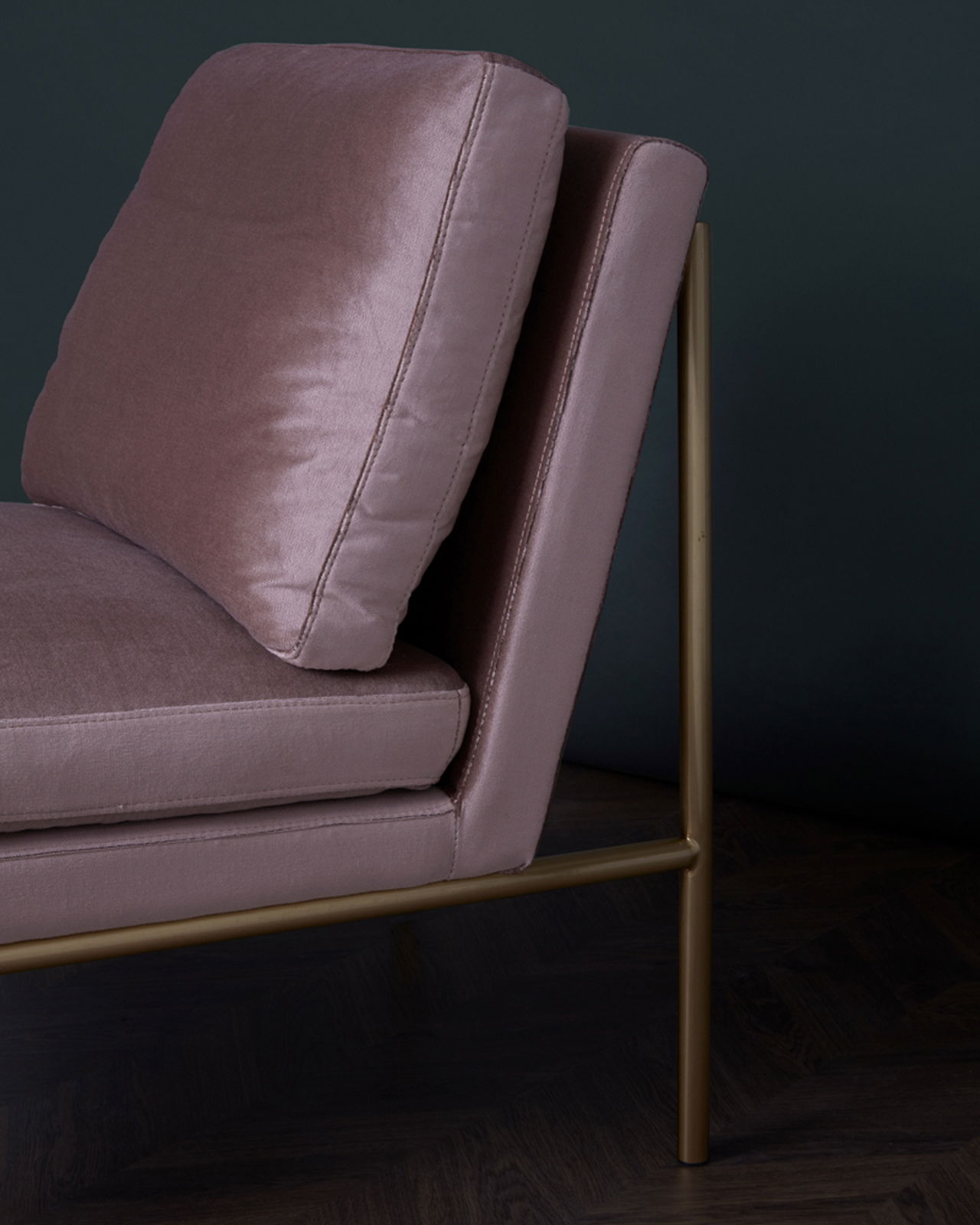 April loungefåtölj rosewater/mässing